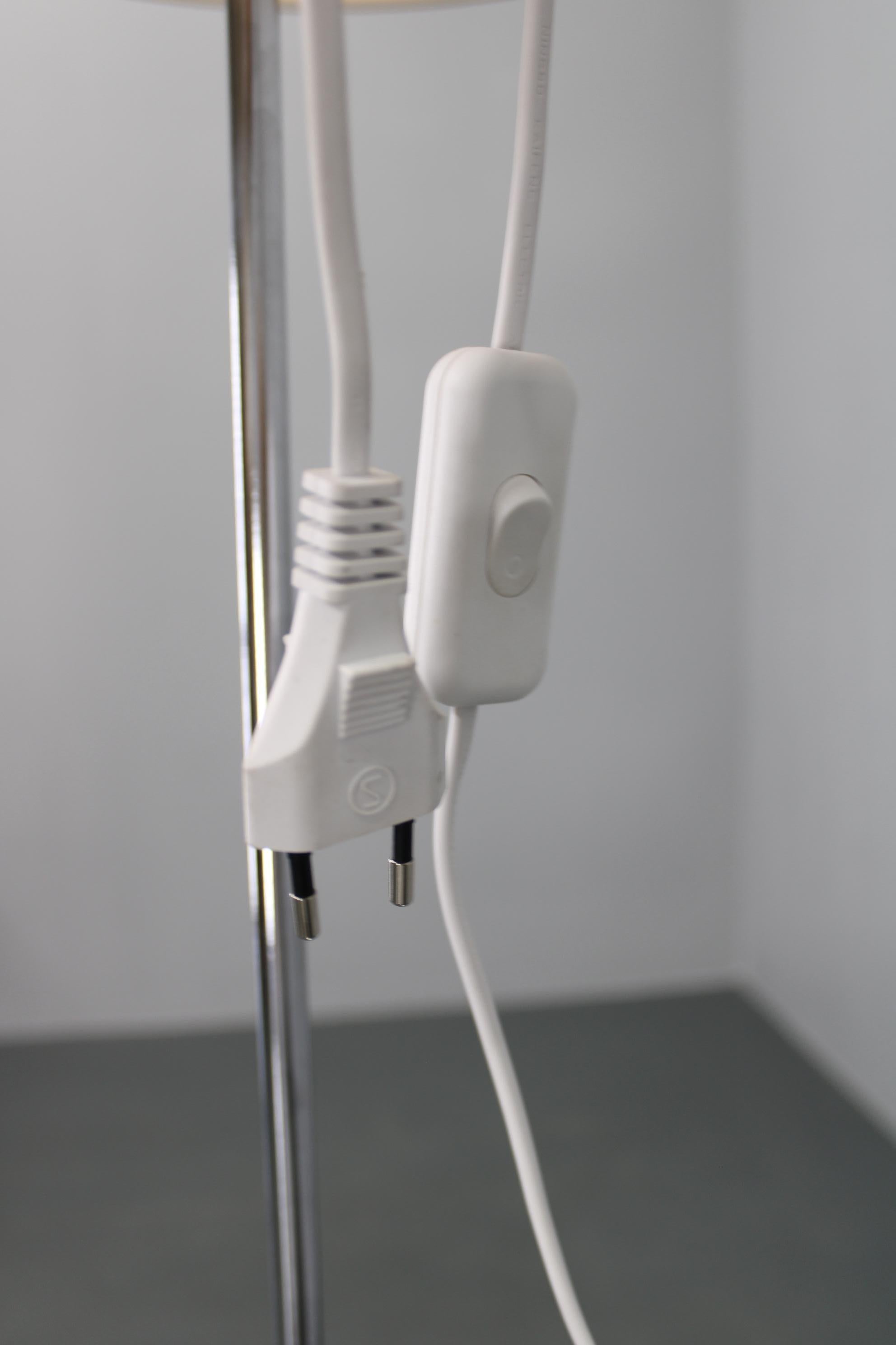 Lampada da terra Meblo di Guzzini con paralume in plastica, Italia 1970 - Space AGE Chrome Moder in vendita 1