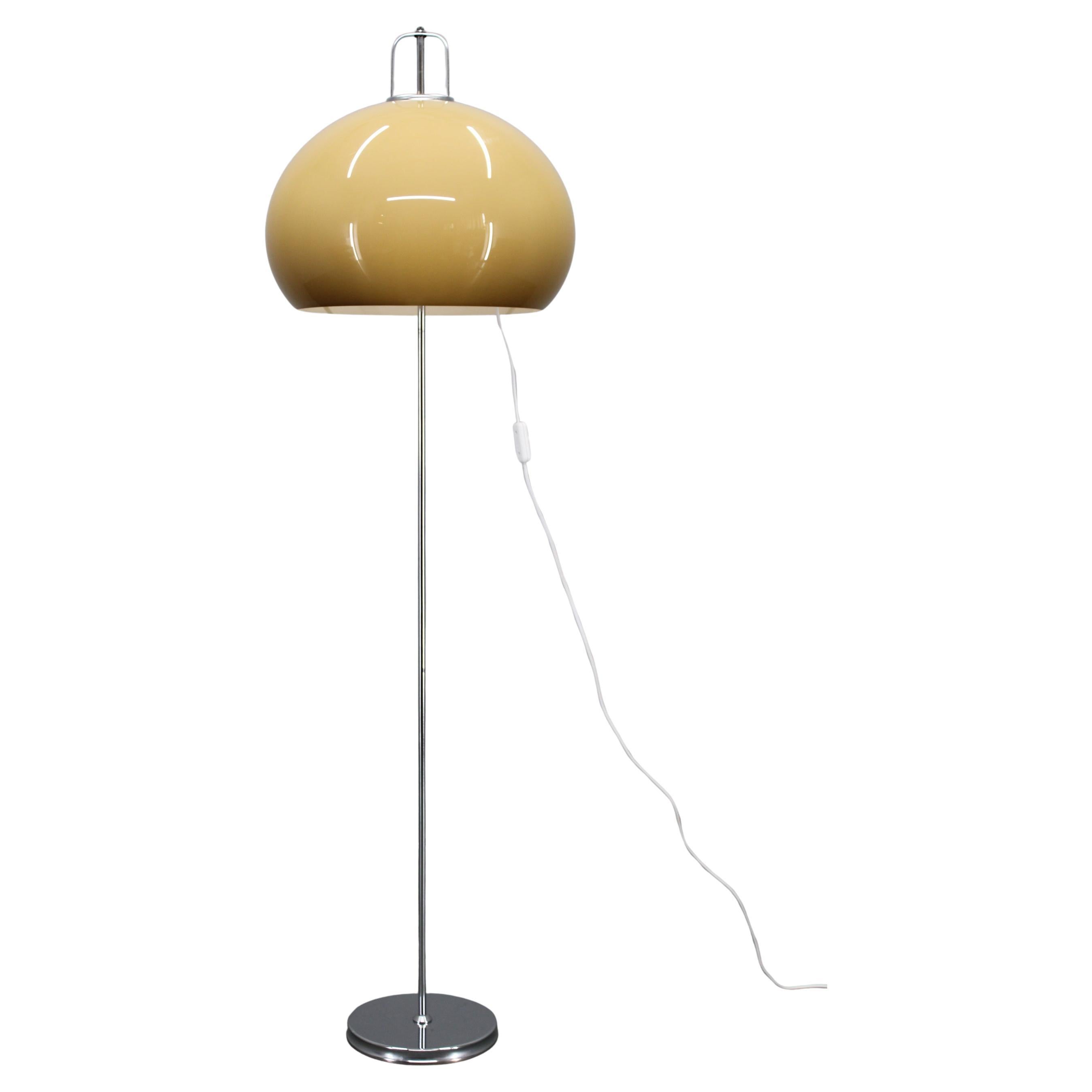 Lampadaire Meblo de Guzzini avec abat-jour en plastique, Italie 1970 - Space and Chrome Moder