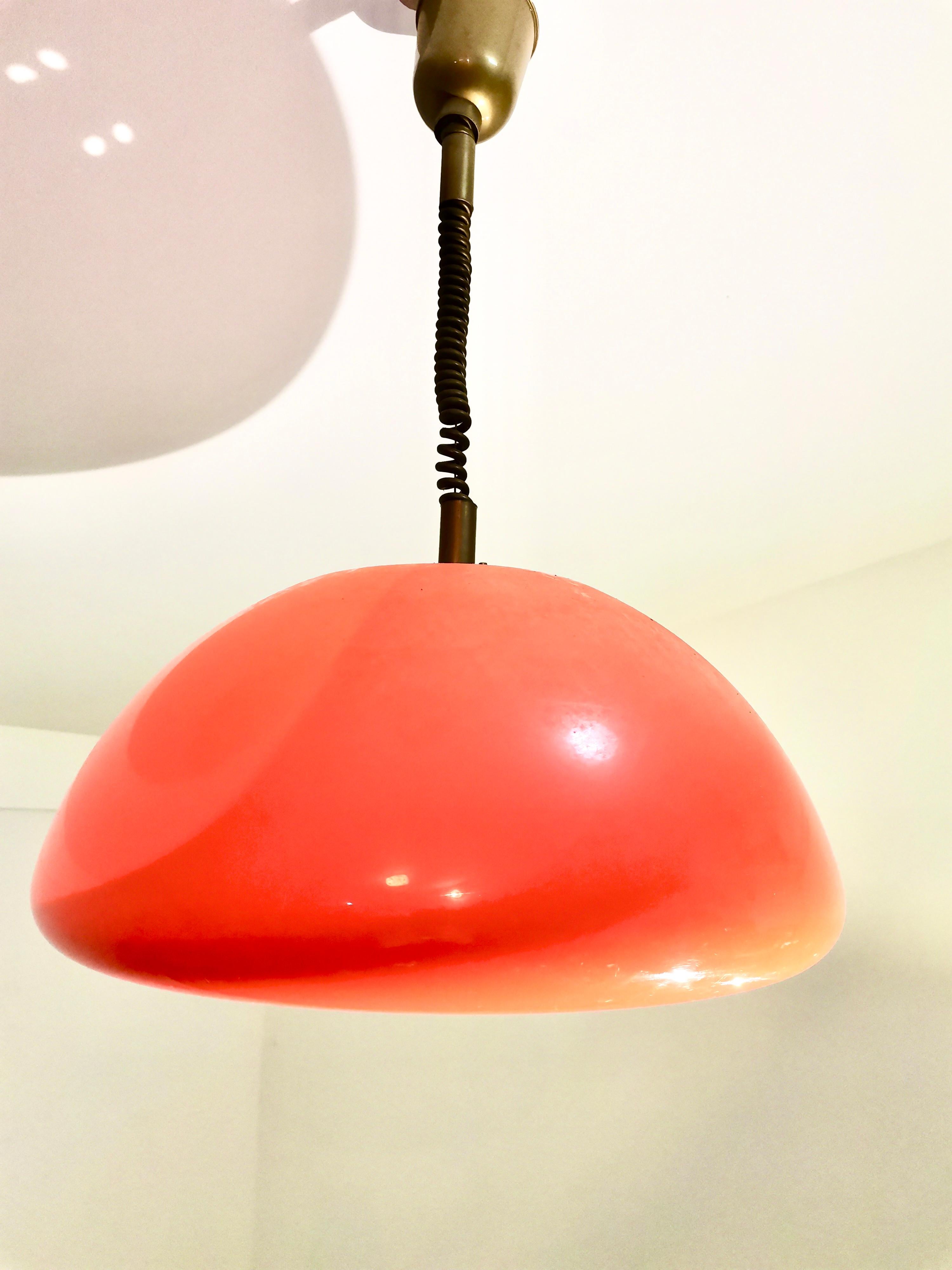 Lampada a sospensione Guzzini/Meblo, anni '70

Periodo: 1970s

Produttore: Meblo Nova Gorica, Sovenia/Jugoslavia

Condizioni: Buone condizioni d'epoca, leggera usura coerente con l'età e l'uso, patina coerente con l'età e l'uso