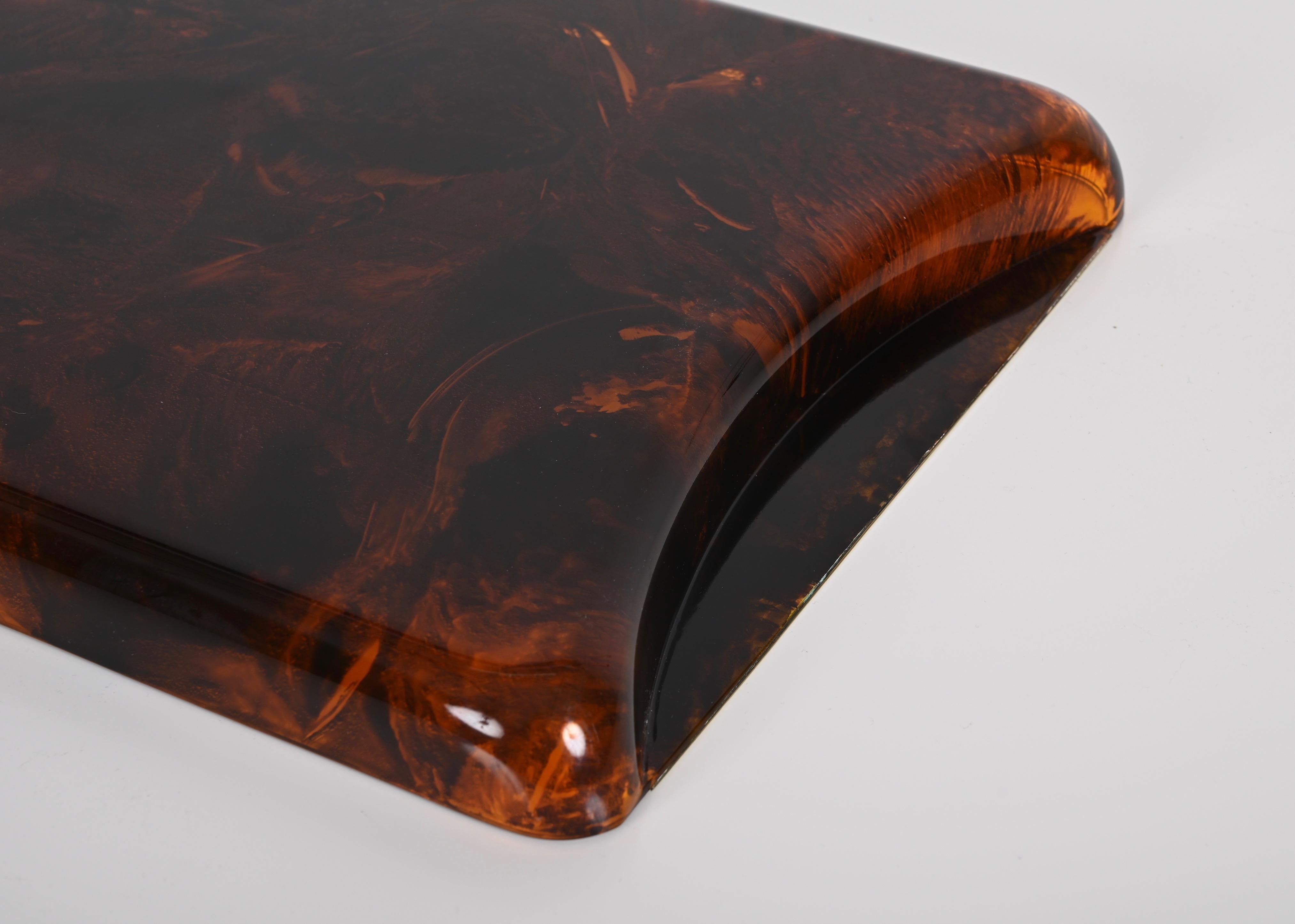 Vassoio da portata italiano in lucite e ottone Guzzini del Medioevo, effetto tartaruga 8