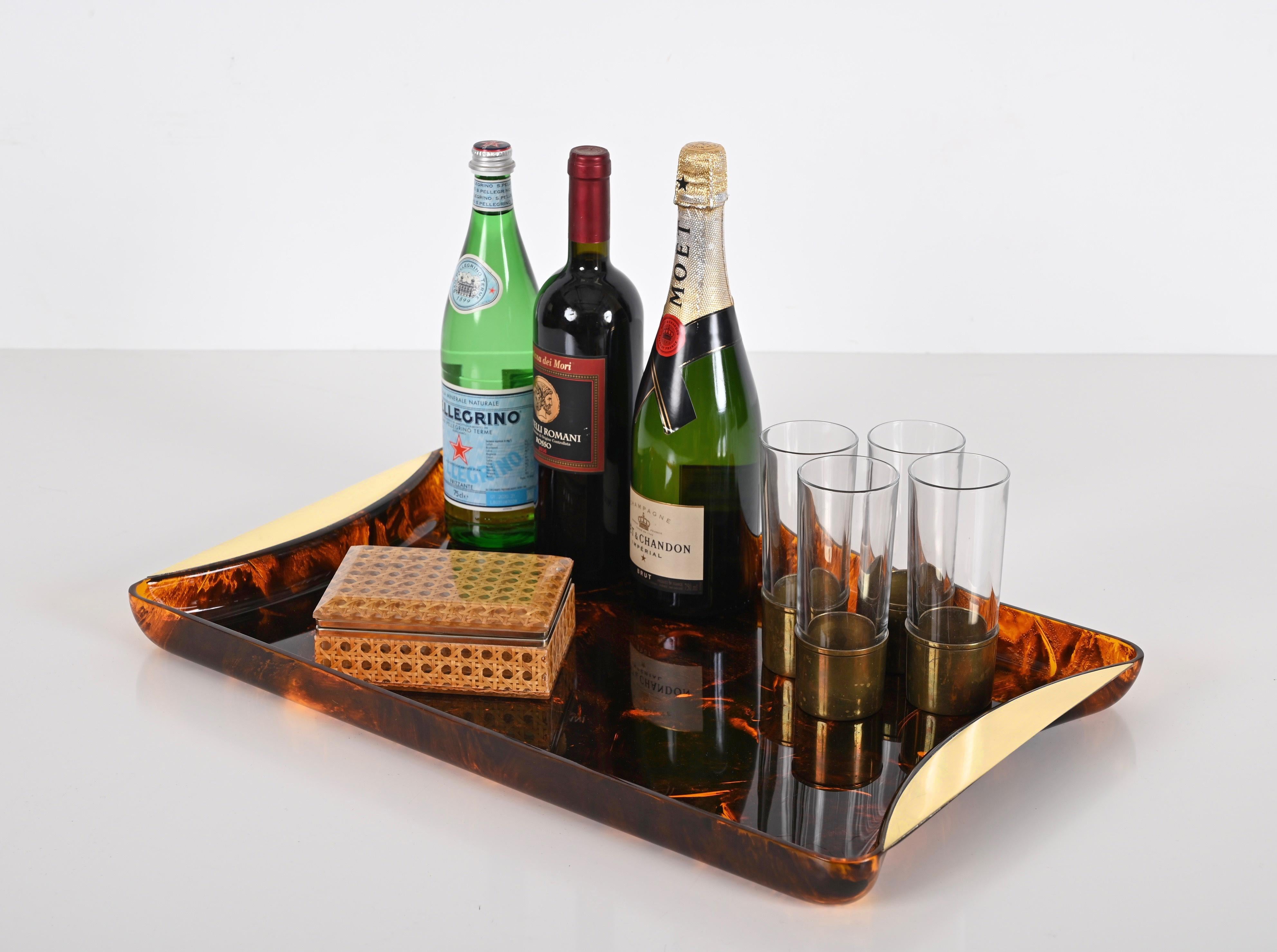 Wonderful large tray in lucite and brass midcentury with a fantastic tortoiseshell effect. This astonishing piece was produced in Italy during the 1970s. Guzzini designed the serving piece with the clear influence of the contemporary designer, Willy