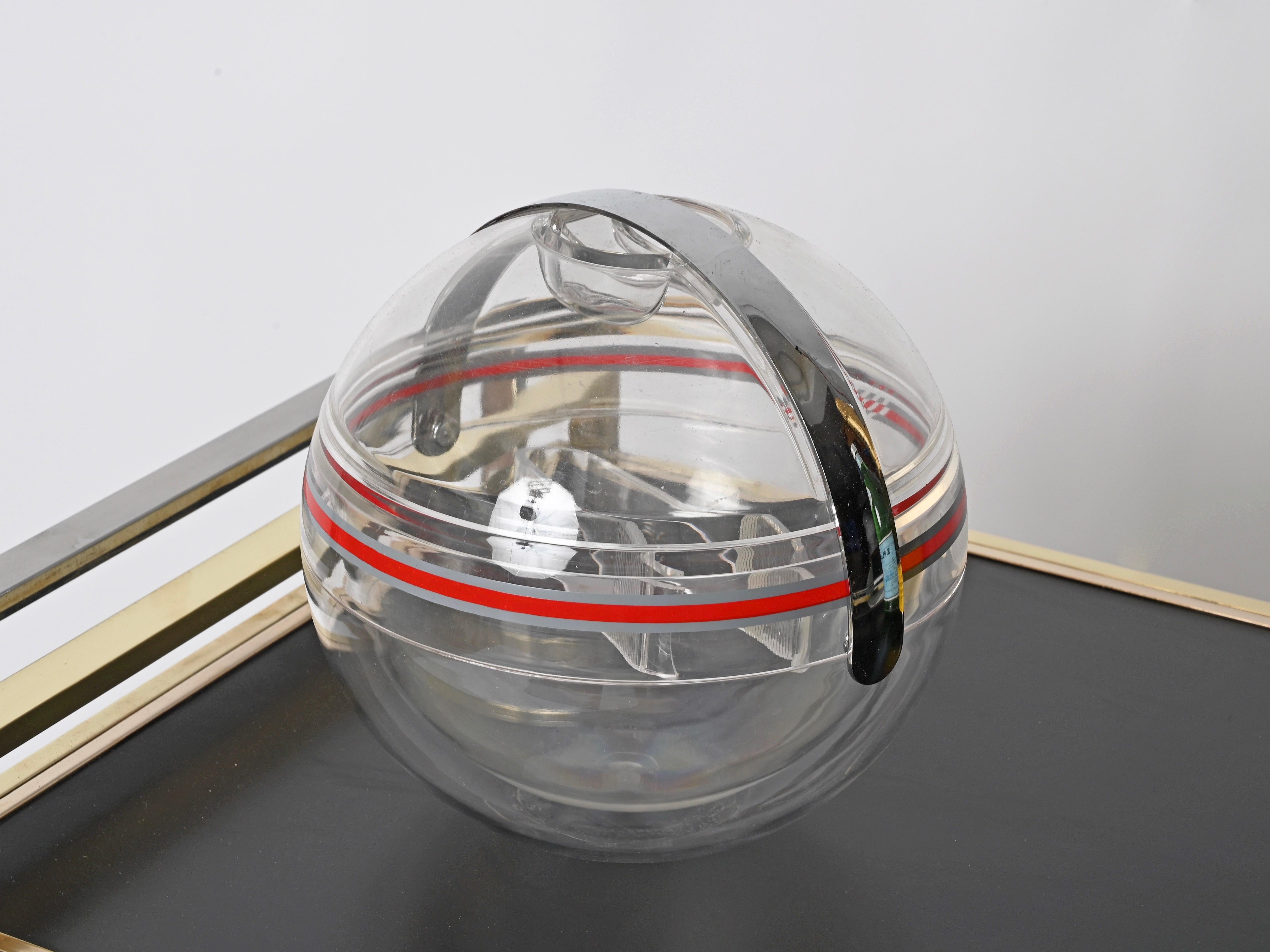 Mid-Century Modern Seau à glace en plastique transparent et chrome en forme de Ball and Ball de Guzzini, Italie, années 1970 en vente