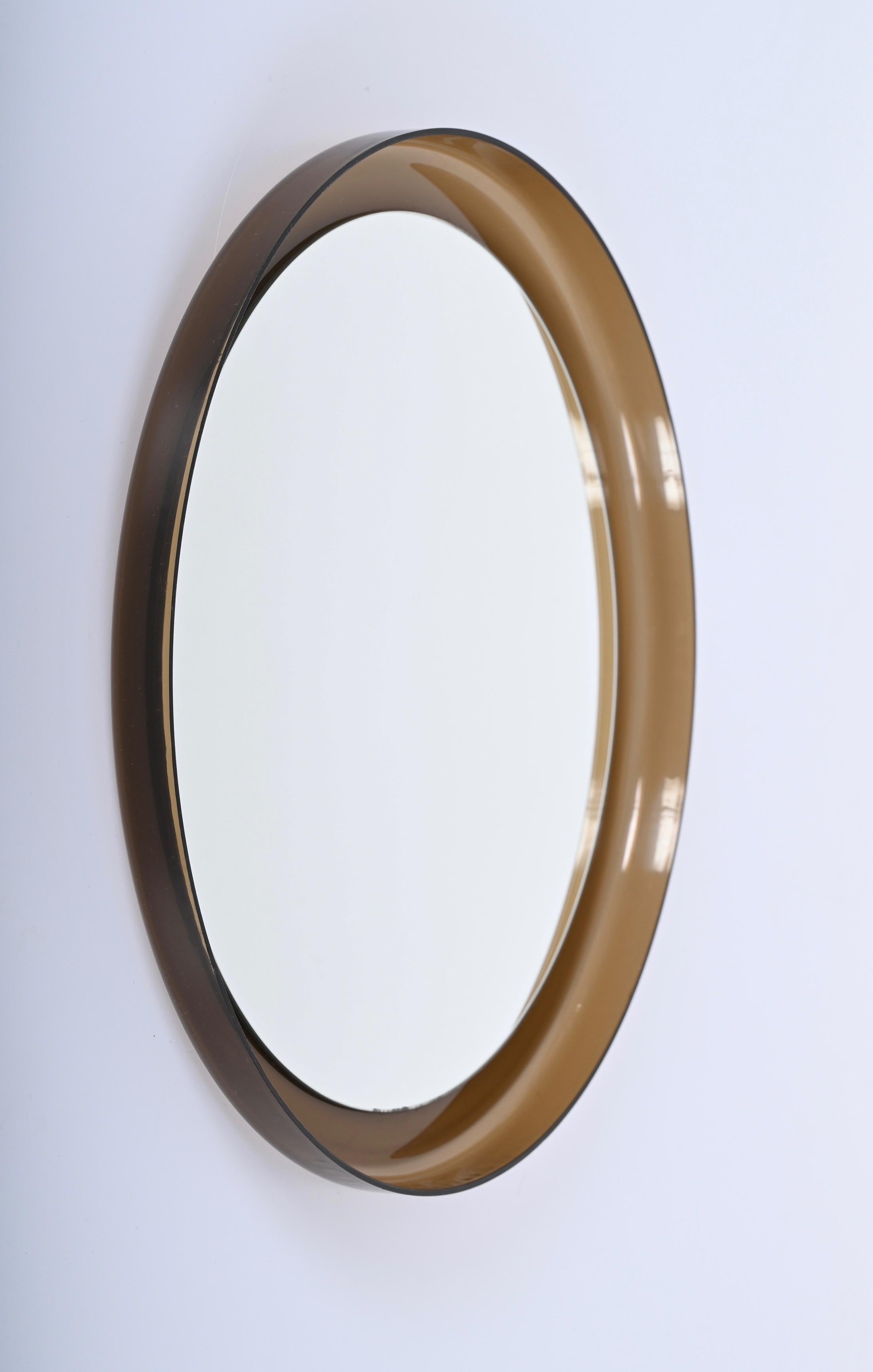 Guzzini Midcentury Italian Round Smoked Brown Lucite Wall Mirror, 1960s In Good Condition For Sale In Roma, IT