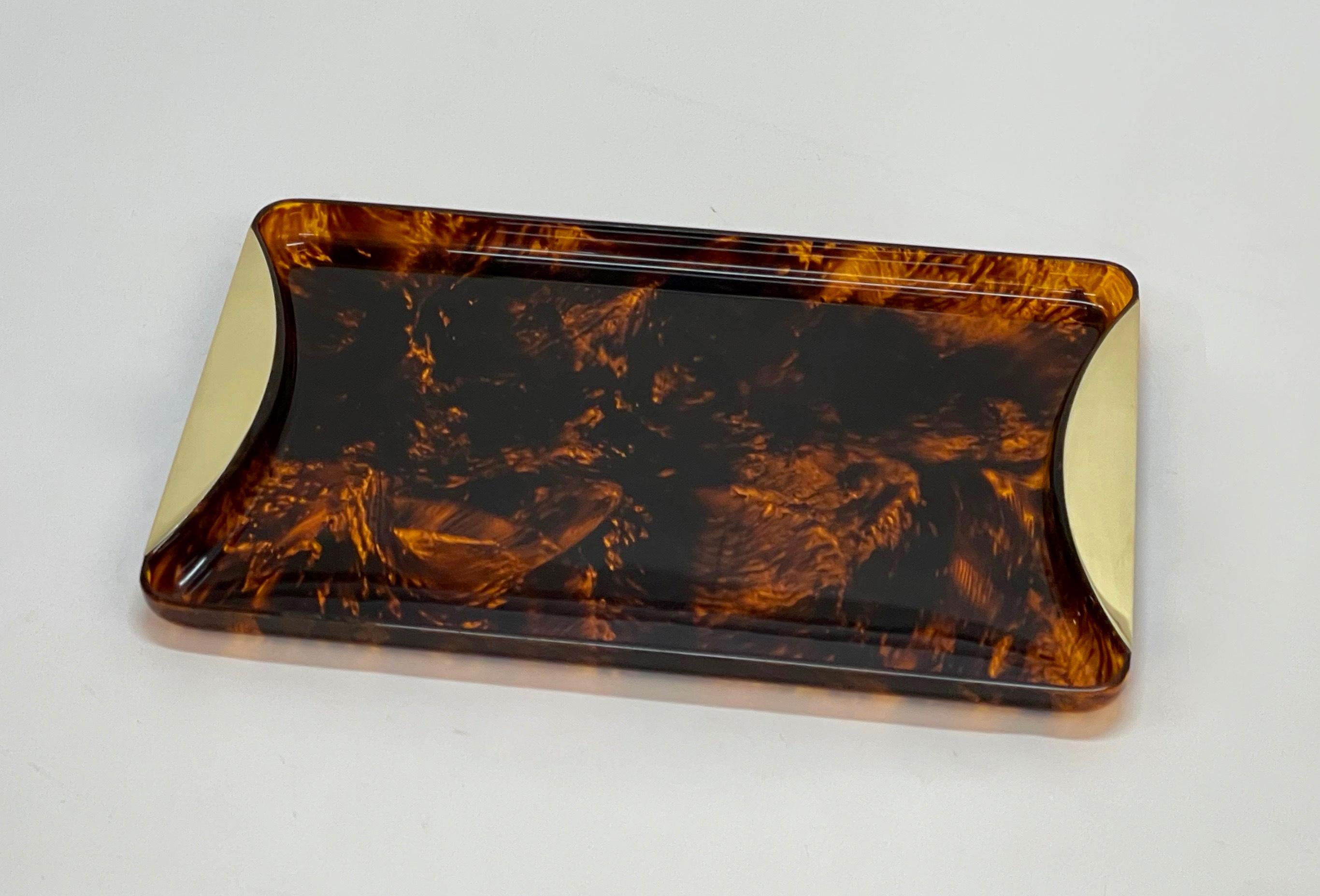 Wonderful tray in lucite and brass midcentury with a fantastic tortoiseshell effect. This astonishing piece was produced in Italy during the 1970s. Guzzini designed the serving piece with the clear influence of the contemporary designer, Willy