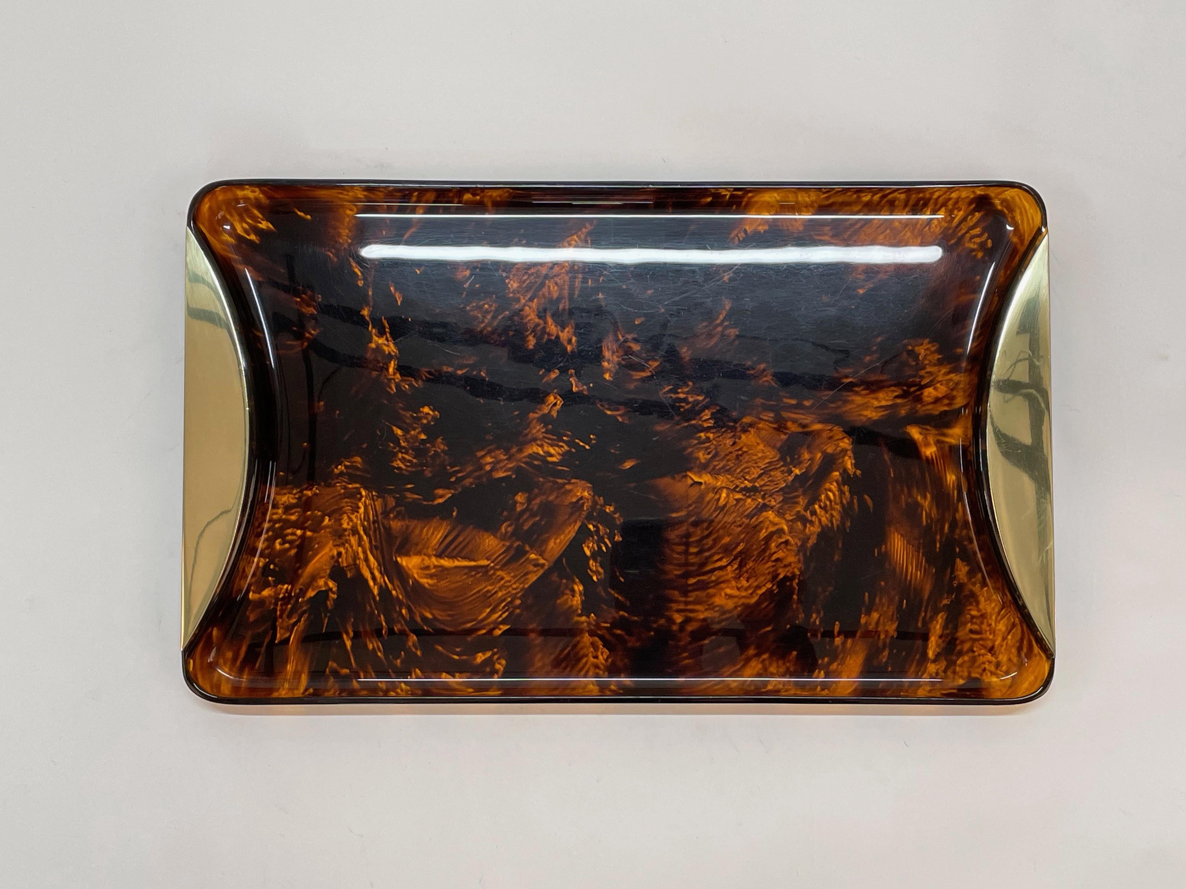 Guzzini Mid-Century Lucite and Brass Italian Serving Tray, Tortoiseshell Effect In Good Condition In Roma, IT