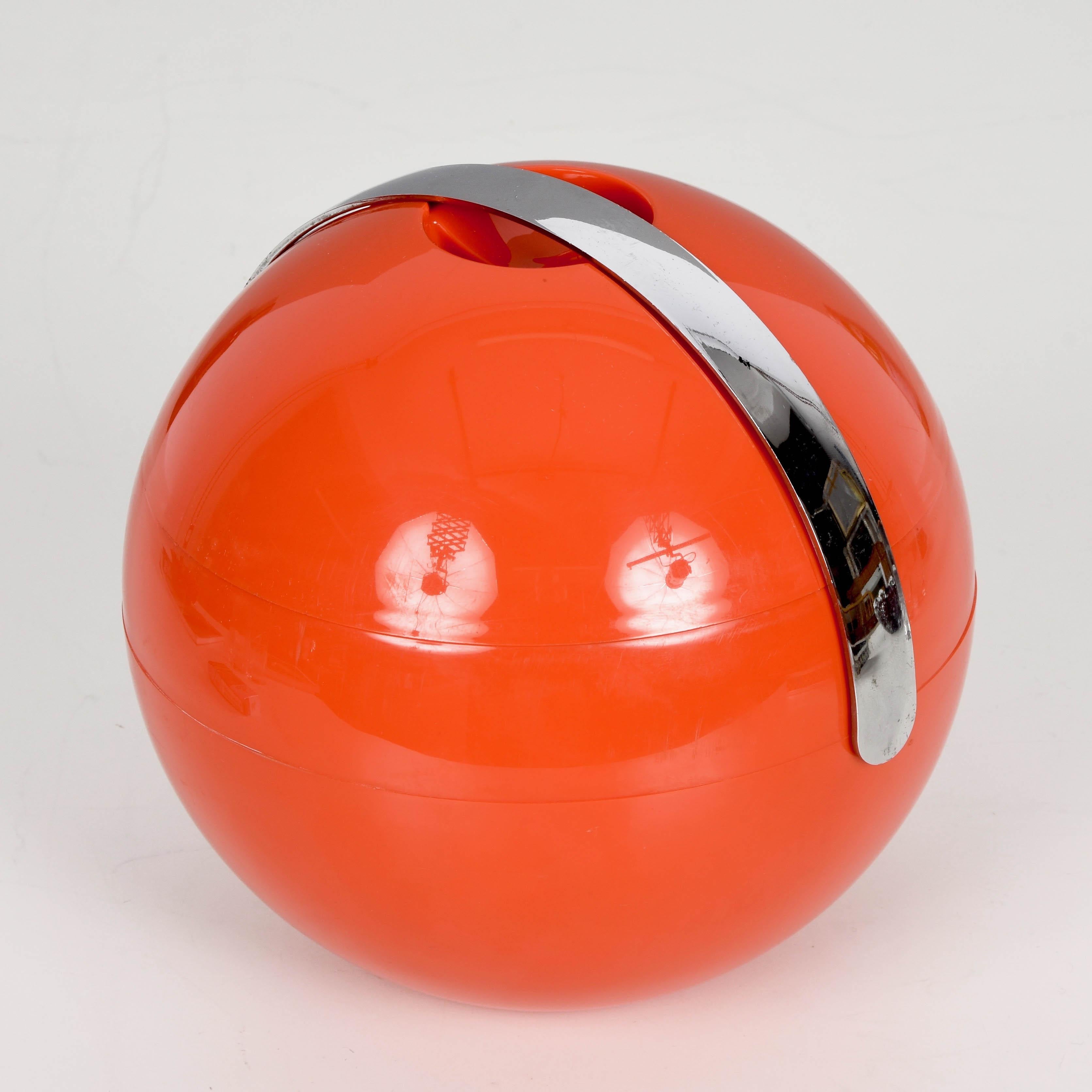 Wonderful midcentury orange plastic ball-shaped ice bucket. This fantastic item was designed in Recanati, Italy by Guzzini during the 1970s.

This amazing piece is ball-shaped and has a very smart design: when is opened the upper half can be