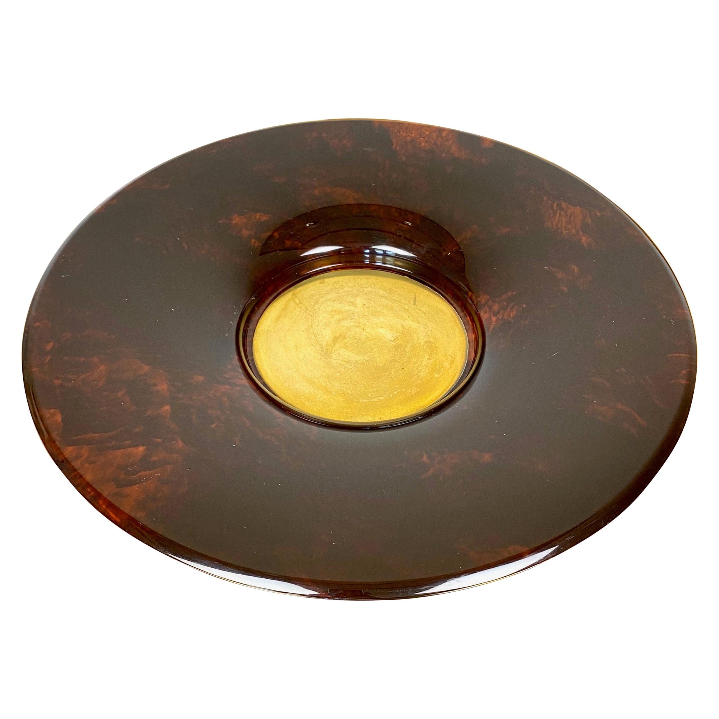 Guzzini Round Centerpiece Plate Faux Tortoiseshell Lucite & Brass, Italy, 1970s For Sale