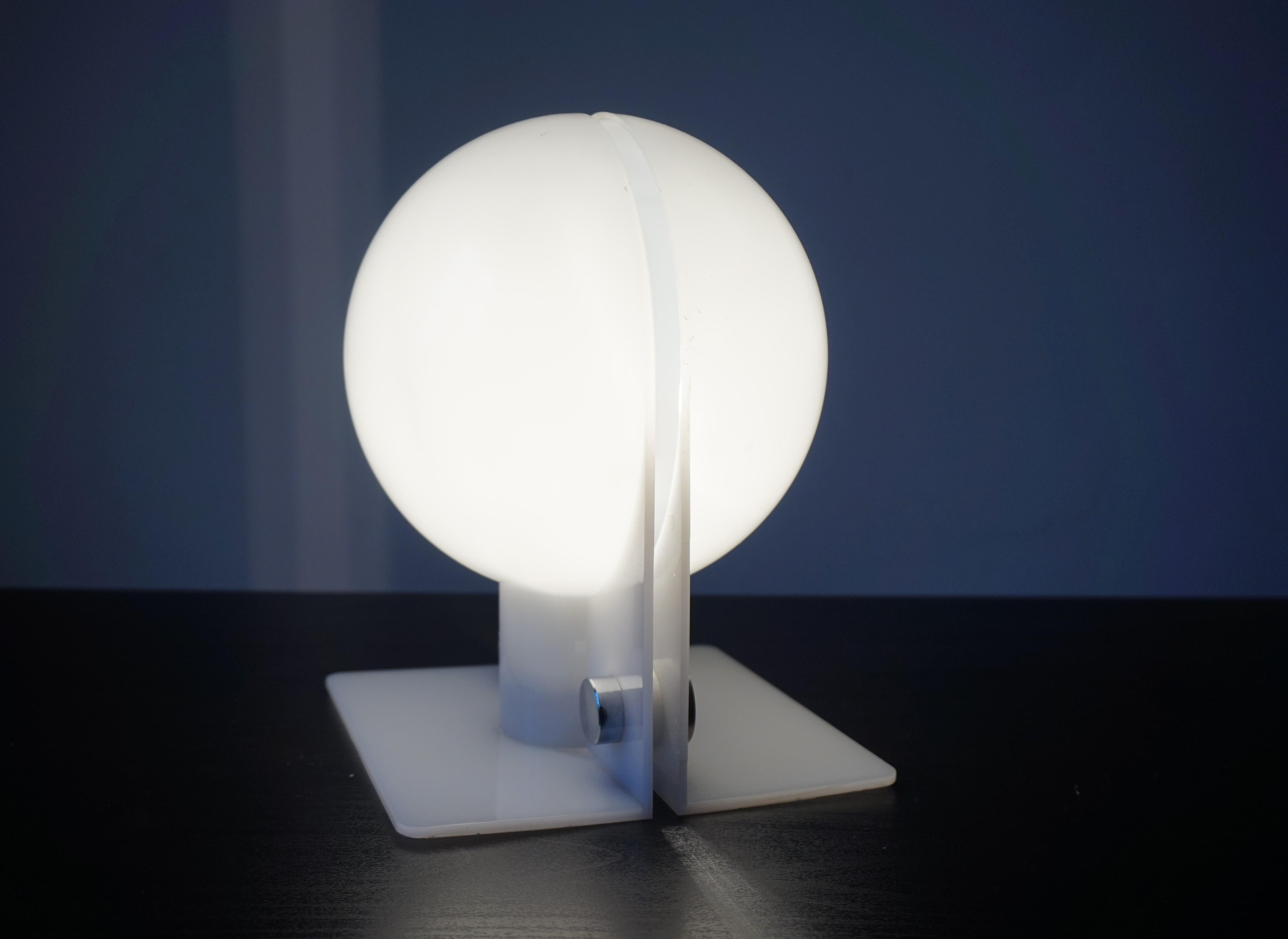 A Sirio table lamp made of white plastic shells in very good condition. The two shells of the lamp are undamaged and are held together with 2 stainless steel screws. By changing a shell it is possible to create different lighting effects or to give