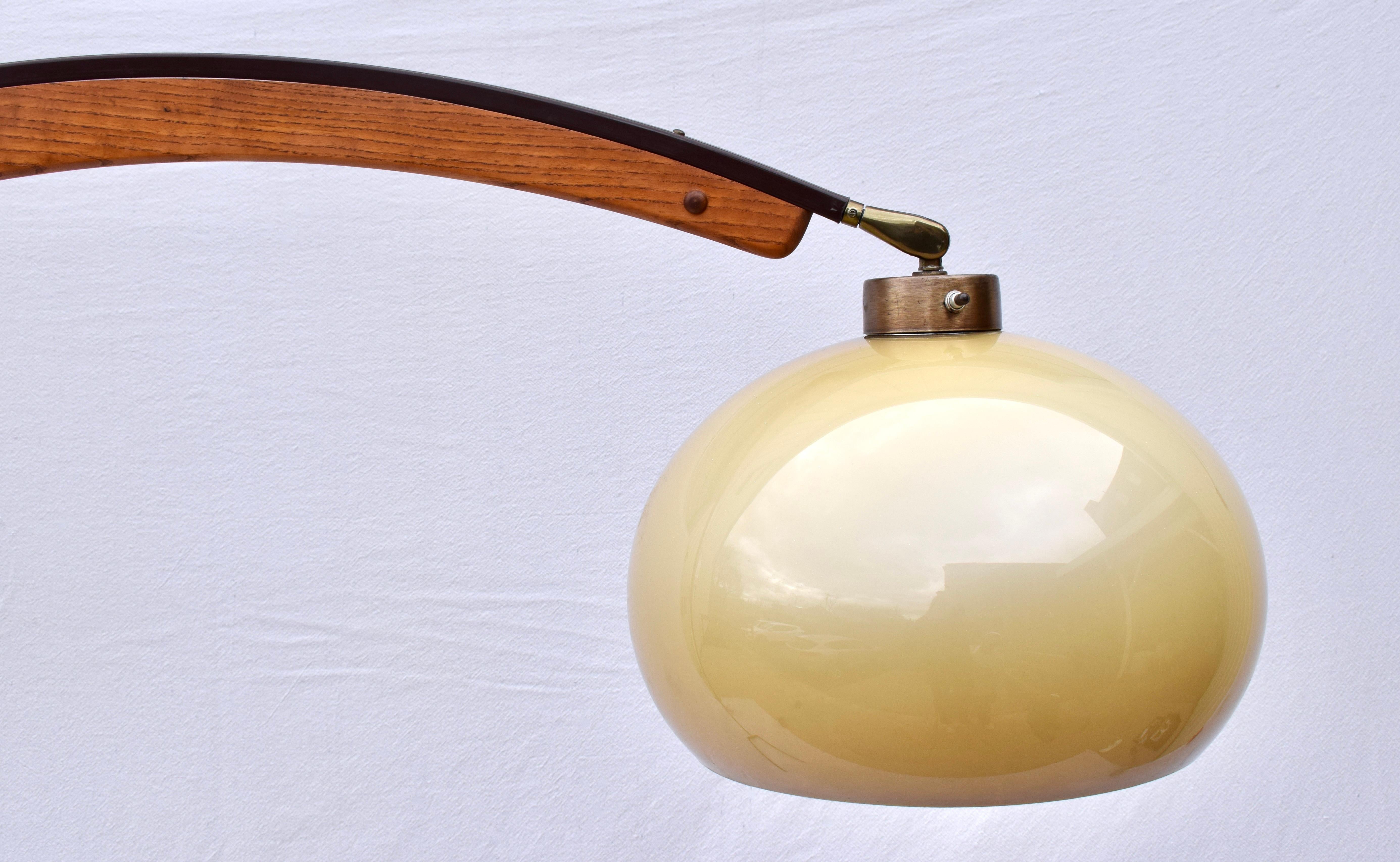 Guzzini Style Nova Lighting Lampe à arc en chêne à abat-jour en forme de dôme, modernité du milieu du siècle dernier, années 1970 4
