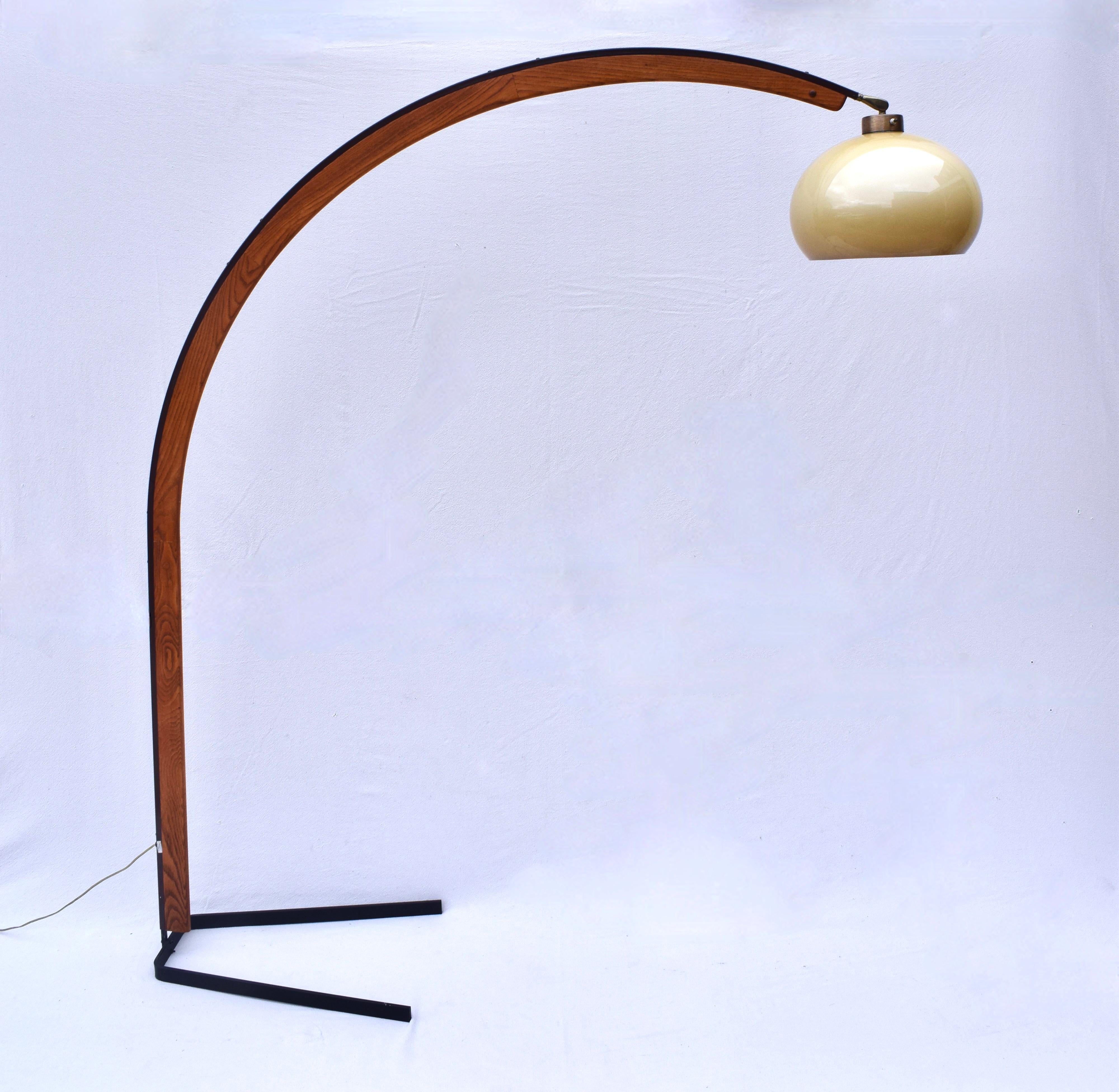 Guzzini Style Nova Lighting Lampe à arc en chêne à abat-jour en forme de dôme, modernité du milieu du siècle dernier, années 1970 5