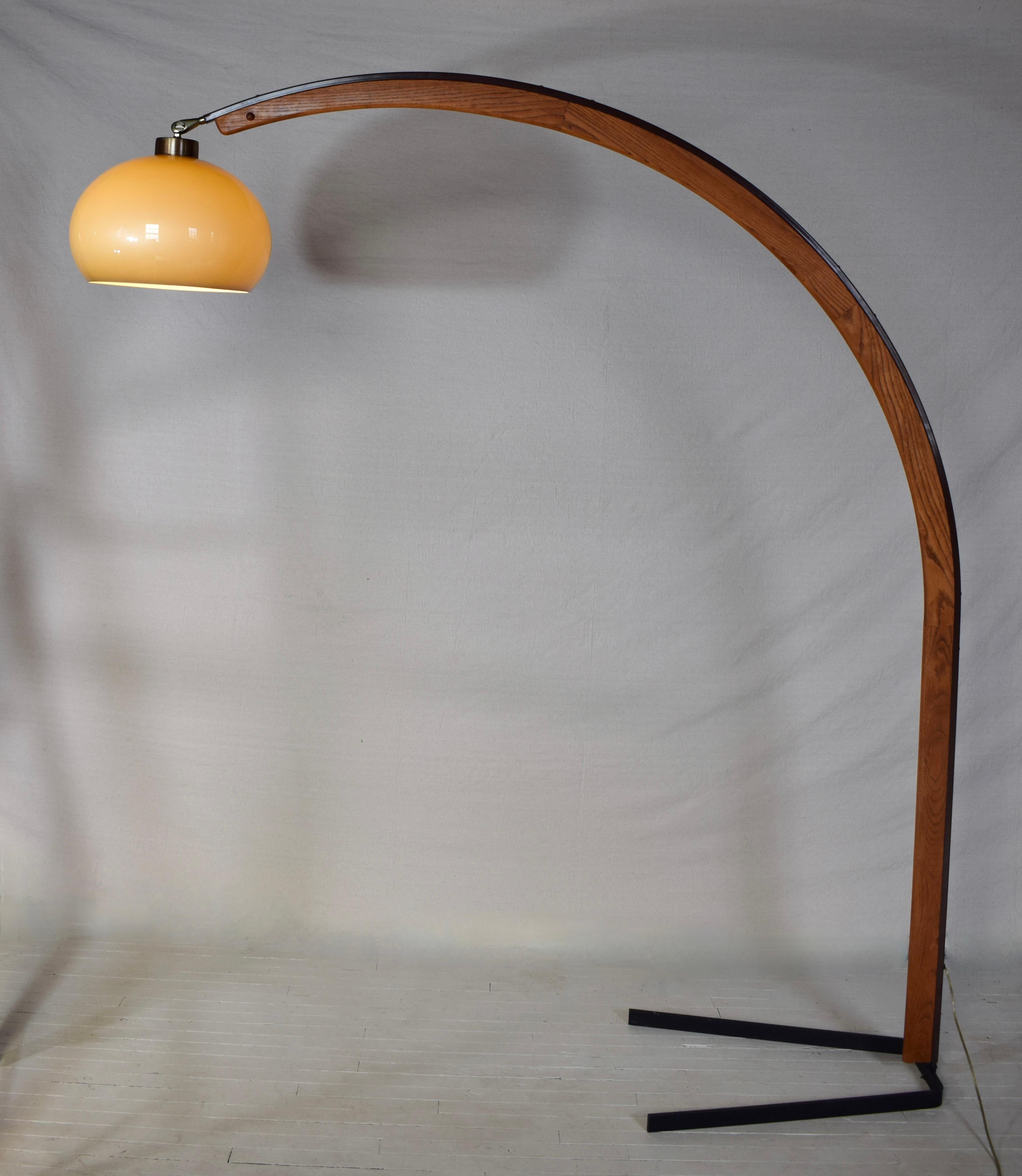 Postmoderne Guzzini Style Nova Lighting Lampe à arc en chêne à abat-jour en forme de dôme, modernité du milieu du siècle dernier, années 1970