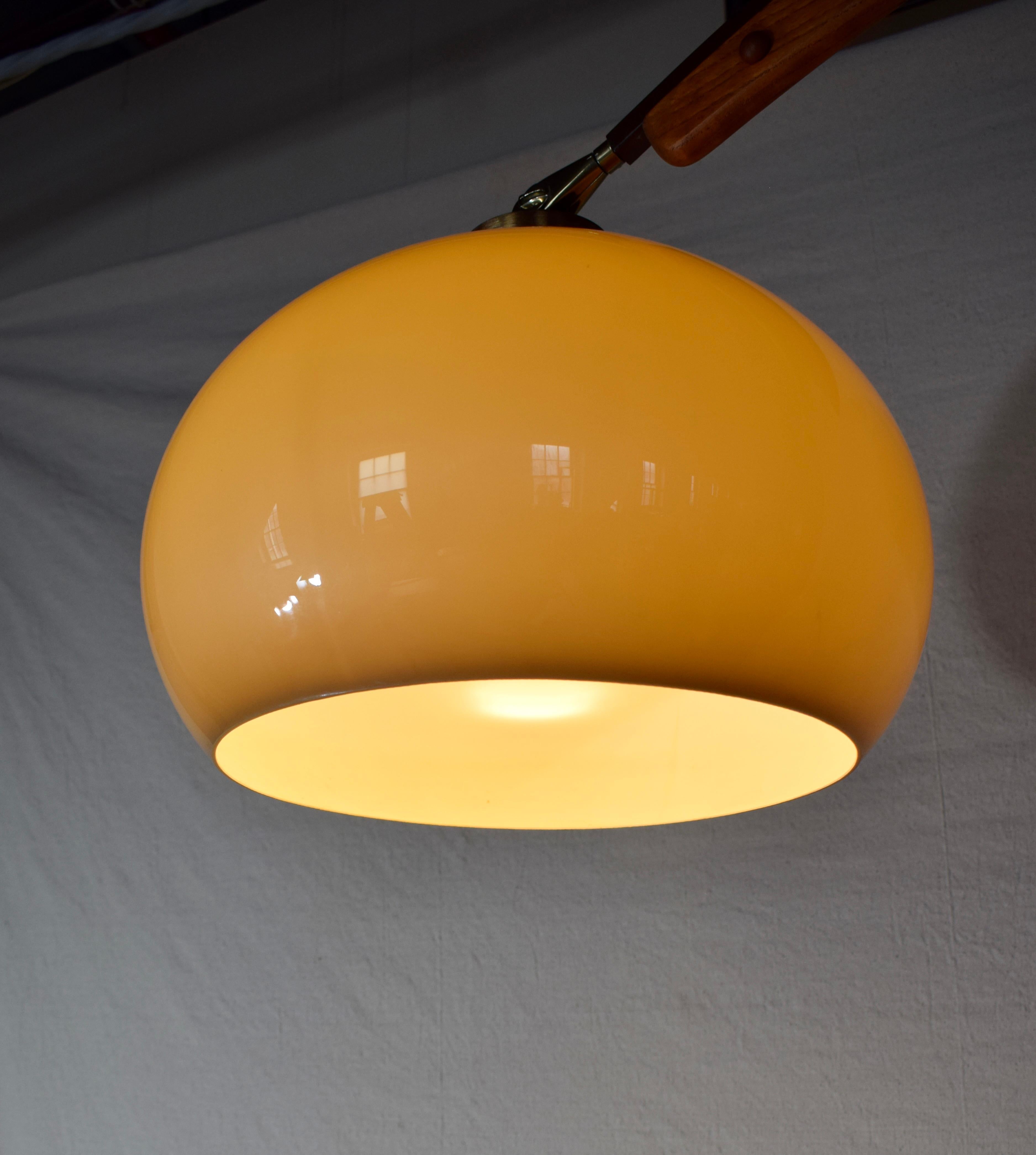Am�éricain Guzzini Style Nova Lighting Lampe à arc en chêne à abat-jour en forme de dôme, modernité du milieu du siècle dernier, années 1970