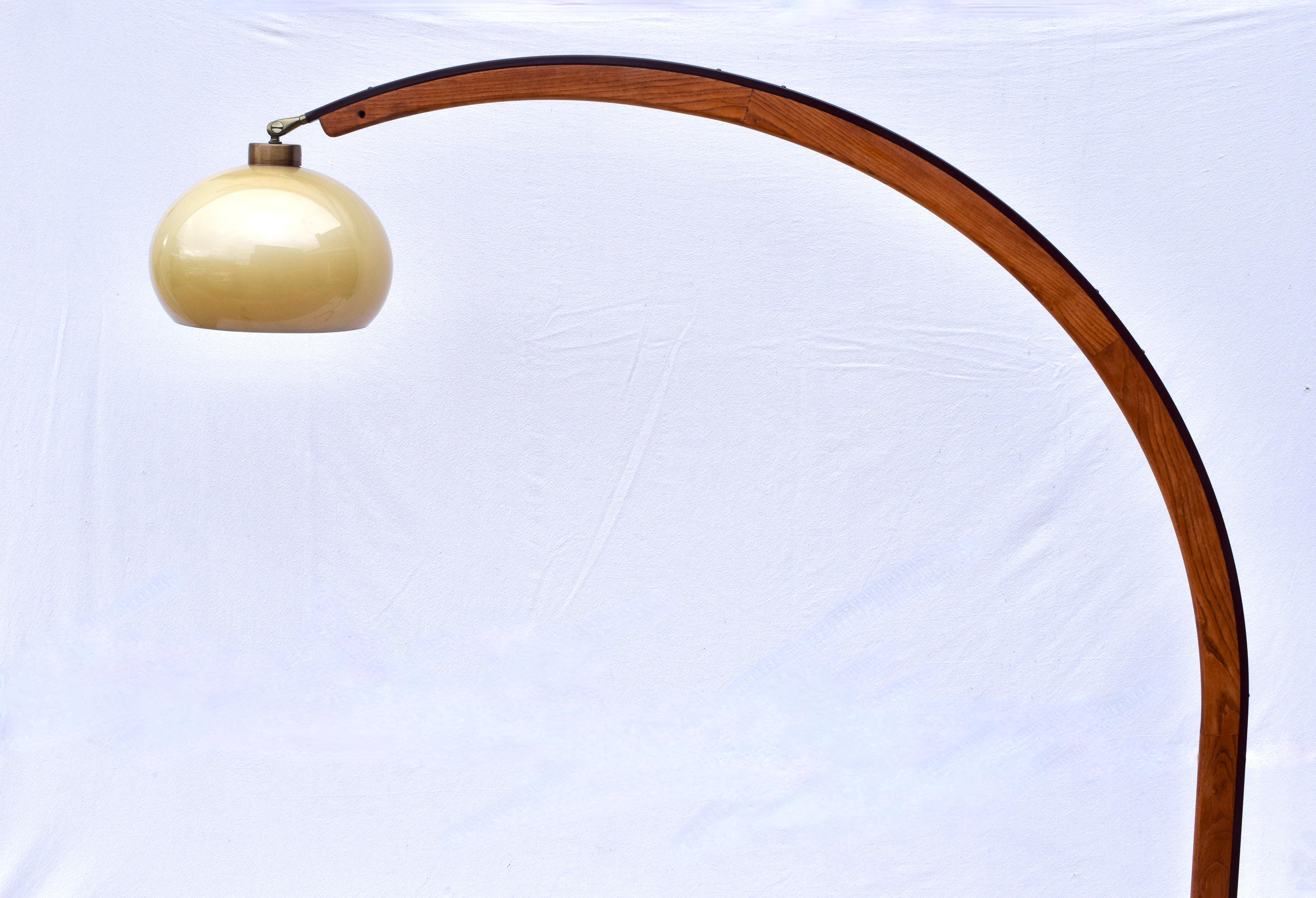 Guzzini Style Nova Lighting Lampe à arc en chêne à abat-jour en forme de dôme, modernité du milieu du siècle dernier, années 1970 1