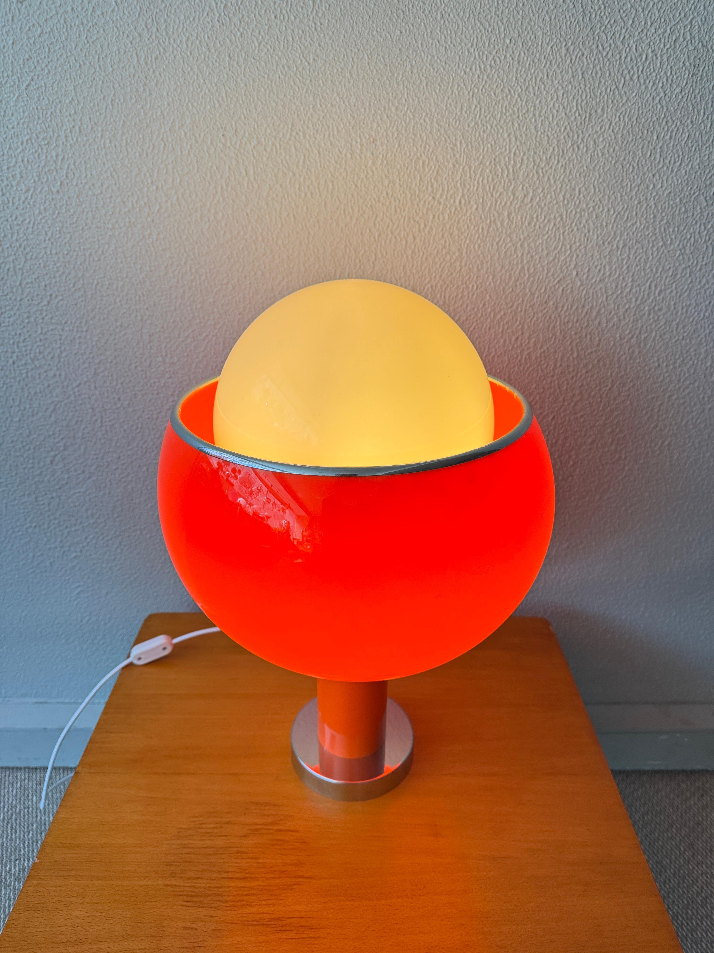 Guzzini Style Table Lamp Orange Acrylic & Opaline Glass – Italy 1970s In Good Condition For Sale In Lisboa, PT