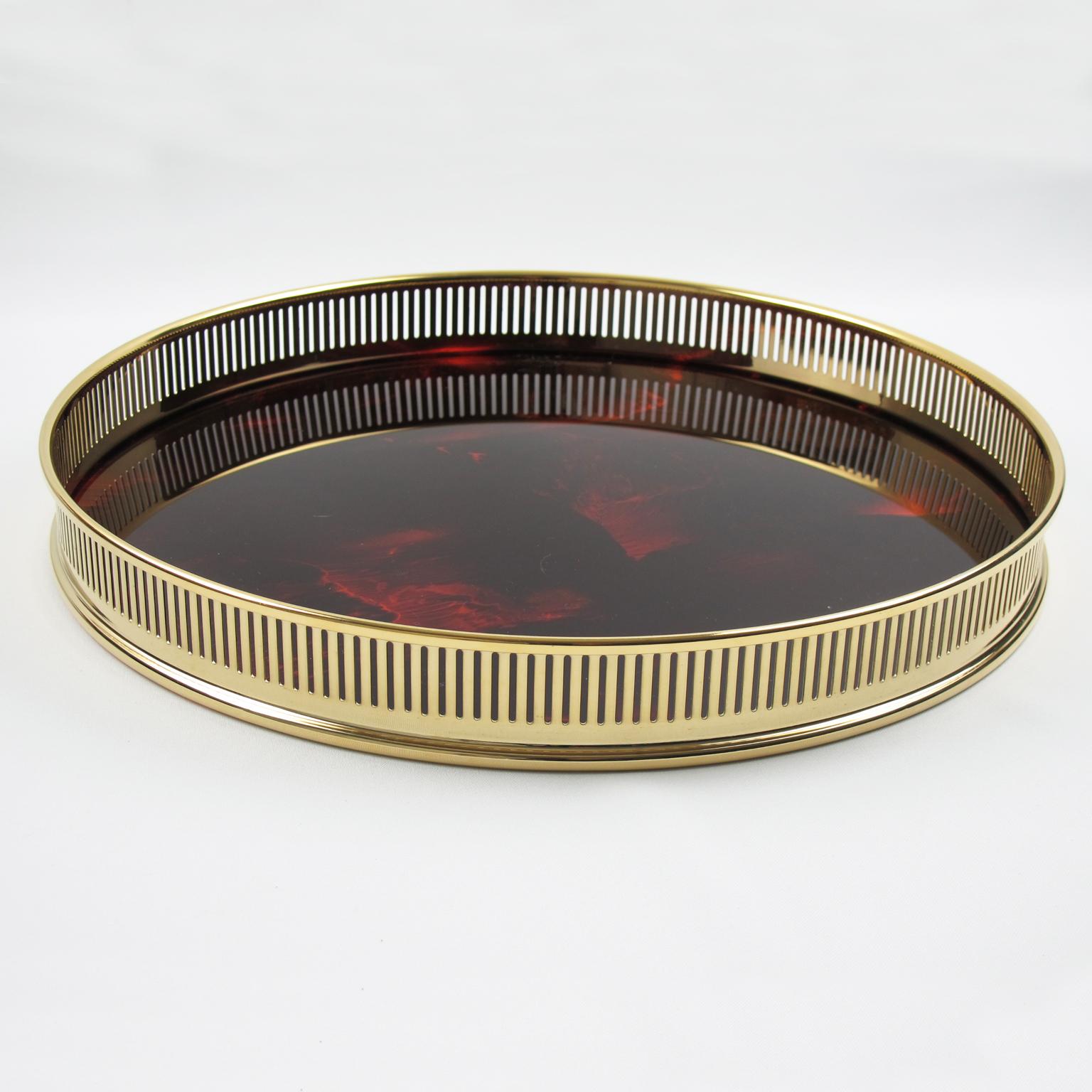 El diseñador italiano Rede Guzzini diseñó esta elegante bandeja de bar de mediados de siglo, hacia 1970. La pieza de bar tiene una gran forma redondeada con una galería chapada en oro de 24 quilates y Lucite en color carey. Esta pieza será perfecta