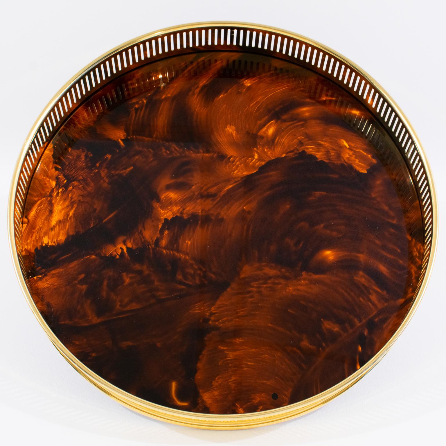 Bandeja de servir Guzzini de carey, lucita y chapa de oro, hacia 1970 Lucite en venta