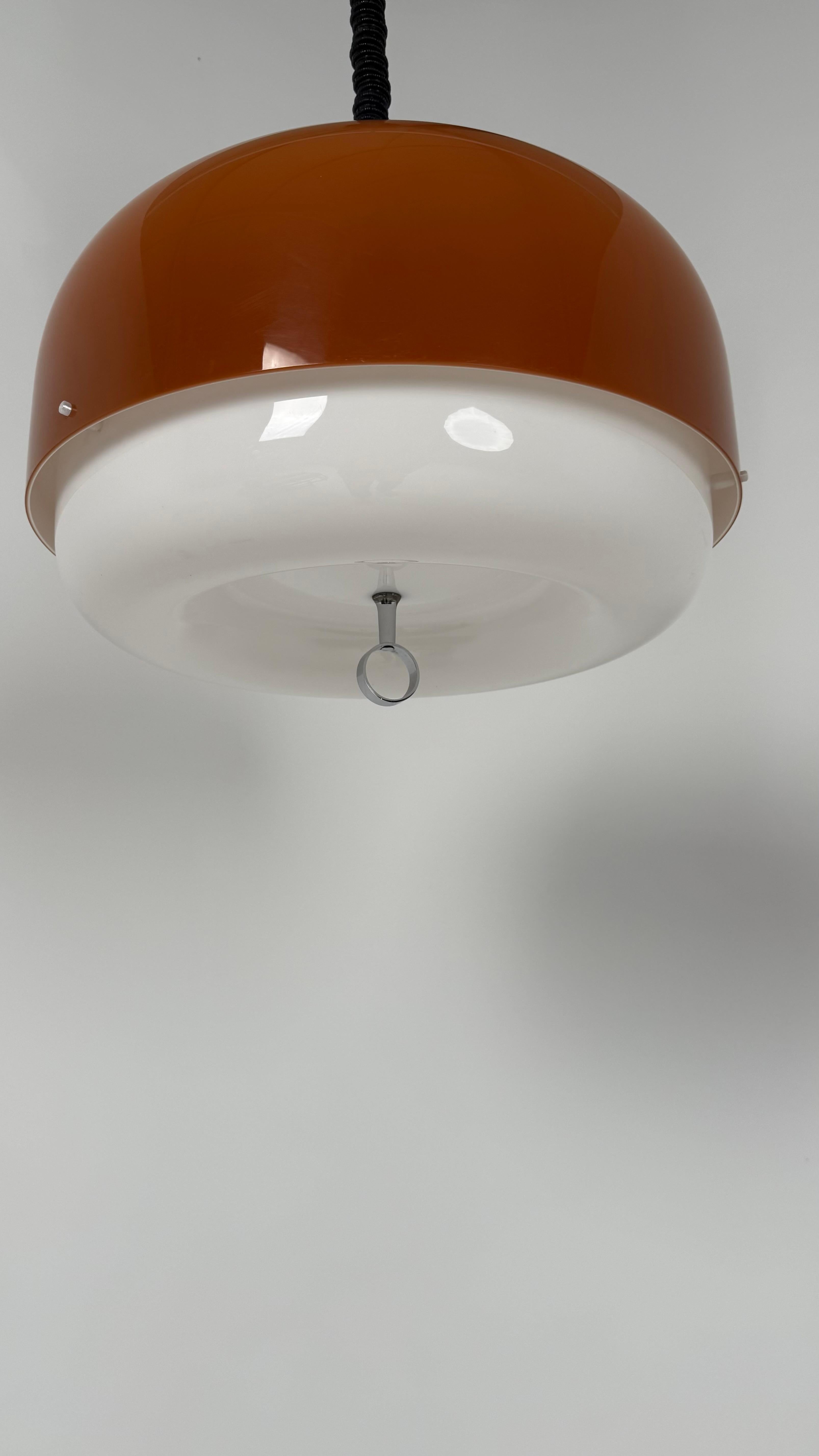 Vintage Italian Mid-Century Modern Suspension Lamp by Harvey Guzzini, 1960s

Modèle Large Medusa 45 cm de large

Lampe suspendue vintage classique par Vintage By, originaire d'Italie dans les années 1960 ou 1970. 

Cette pièce illustre le design