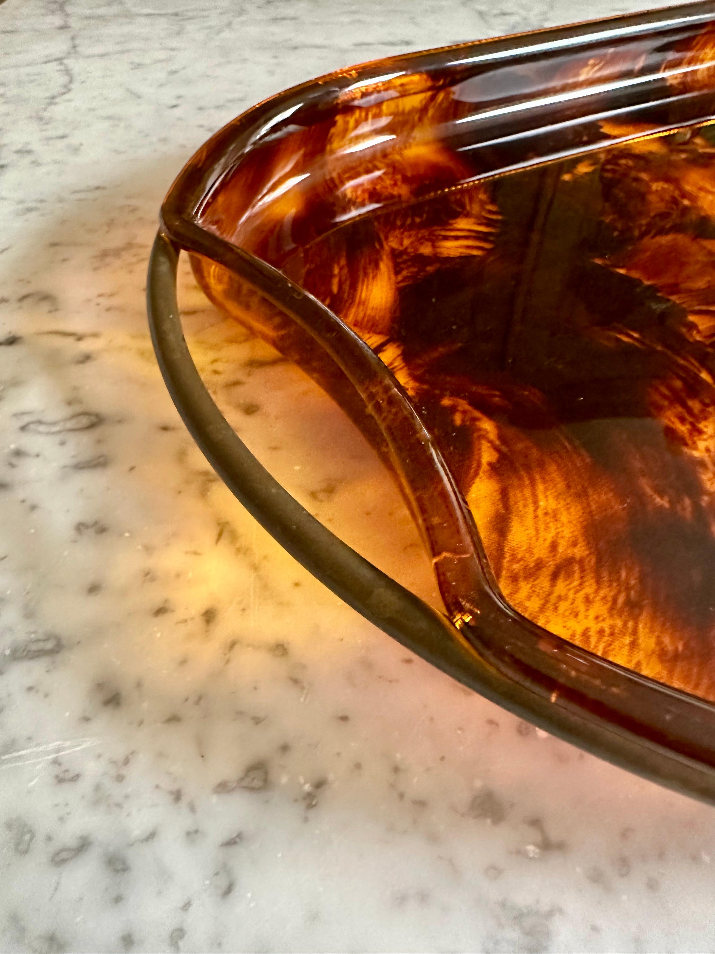  Guzzini’s Oval Lucite Serving Tray from 1970s Italy – Faux Tortoiseshell -brass In Good Condition For Sale In Hamburg, DE