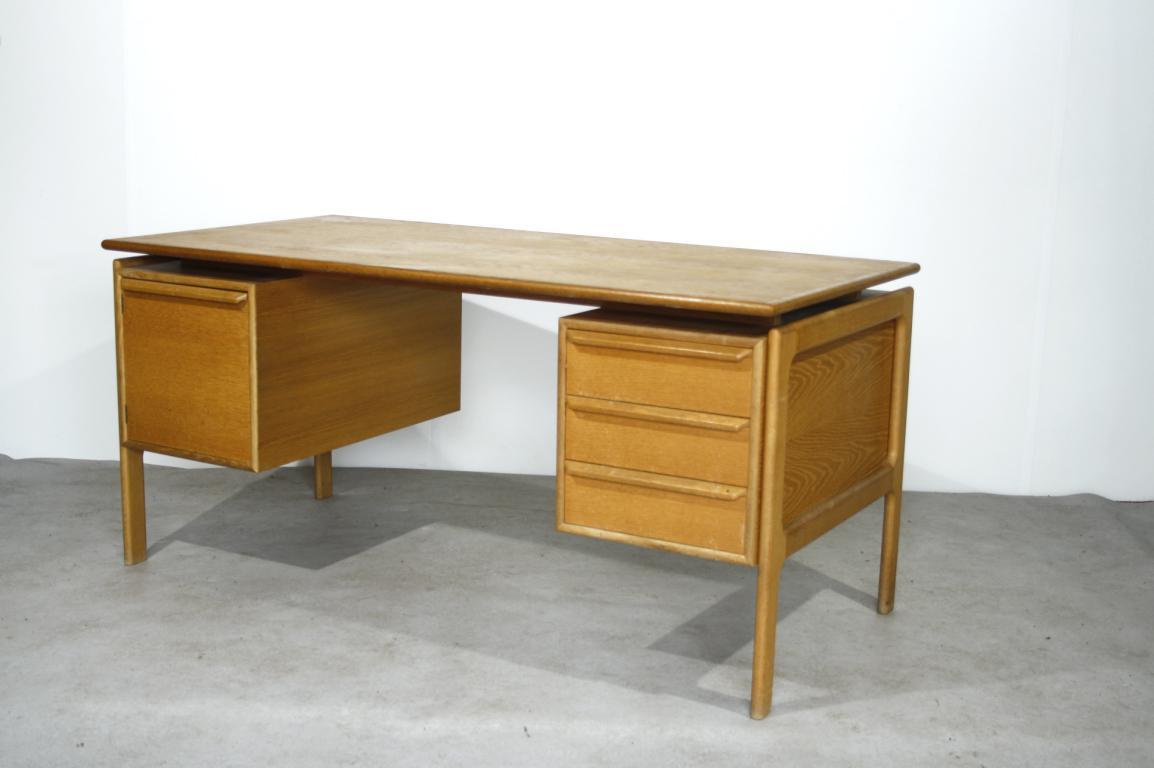 GV Gasvig for GV Møbler oak desk, Denmark, 1960s.

In good condition

Measures: Length 151 cm
Depth 75 cm
Height 71 cm.