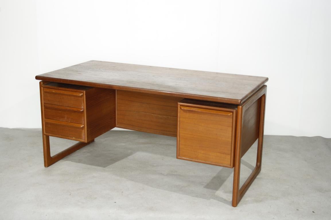 GV Gasvig for GV Møbler teak desk, Denmark, 1960s.

Teak desk in good condition, only the back plate has a defect, see picture.

Measures: Length 151 cm
Depth 75 cm
Height 71 cm.