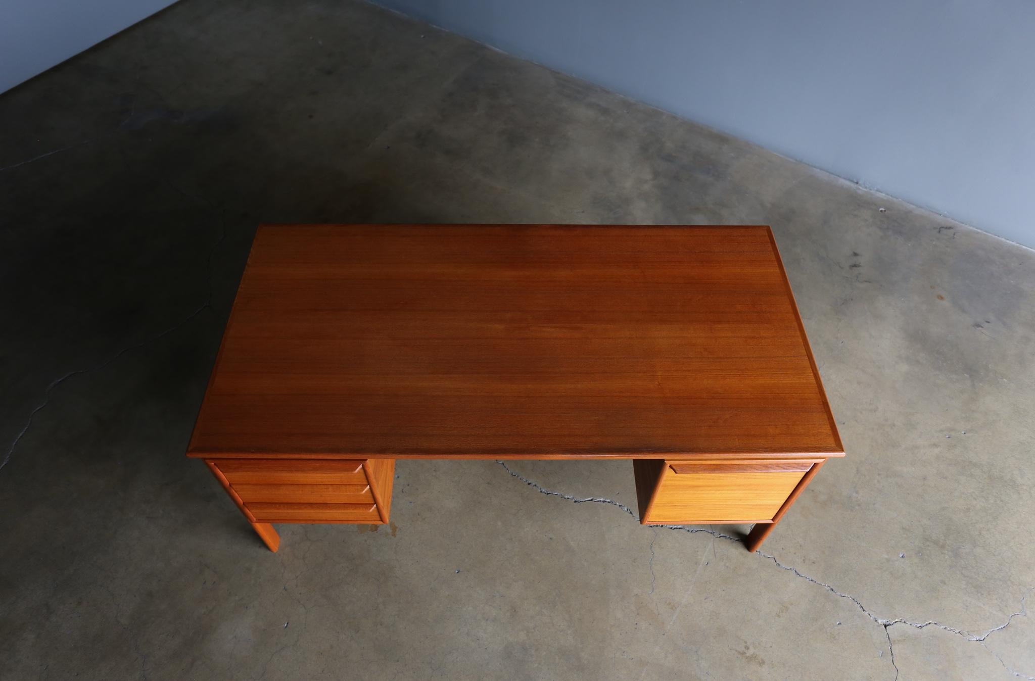 G.V. Mobler Danish Teak Desk, circa 1965 5