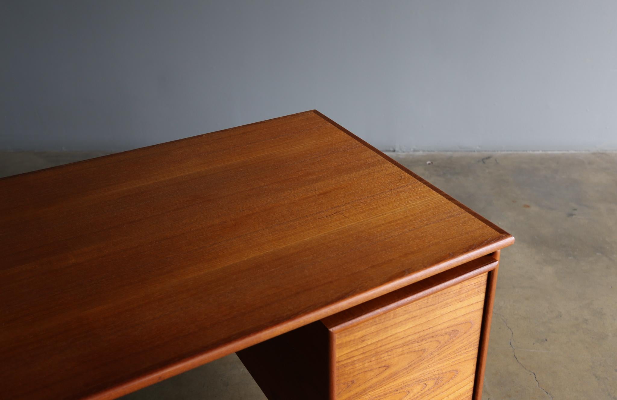 G.V. Mobler Danish Teak Desk, circa 1965 10