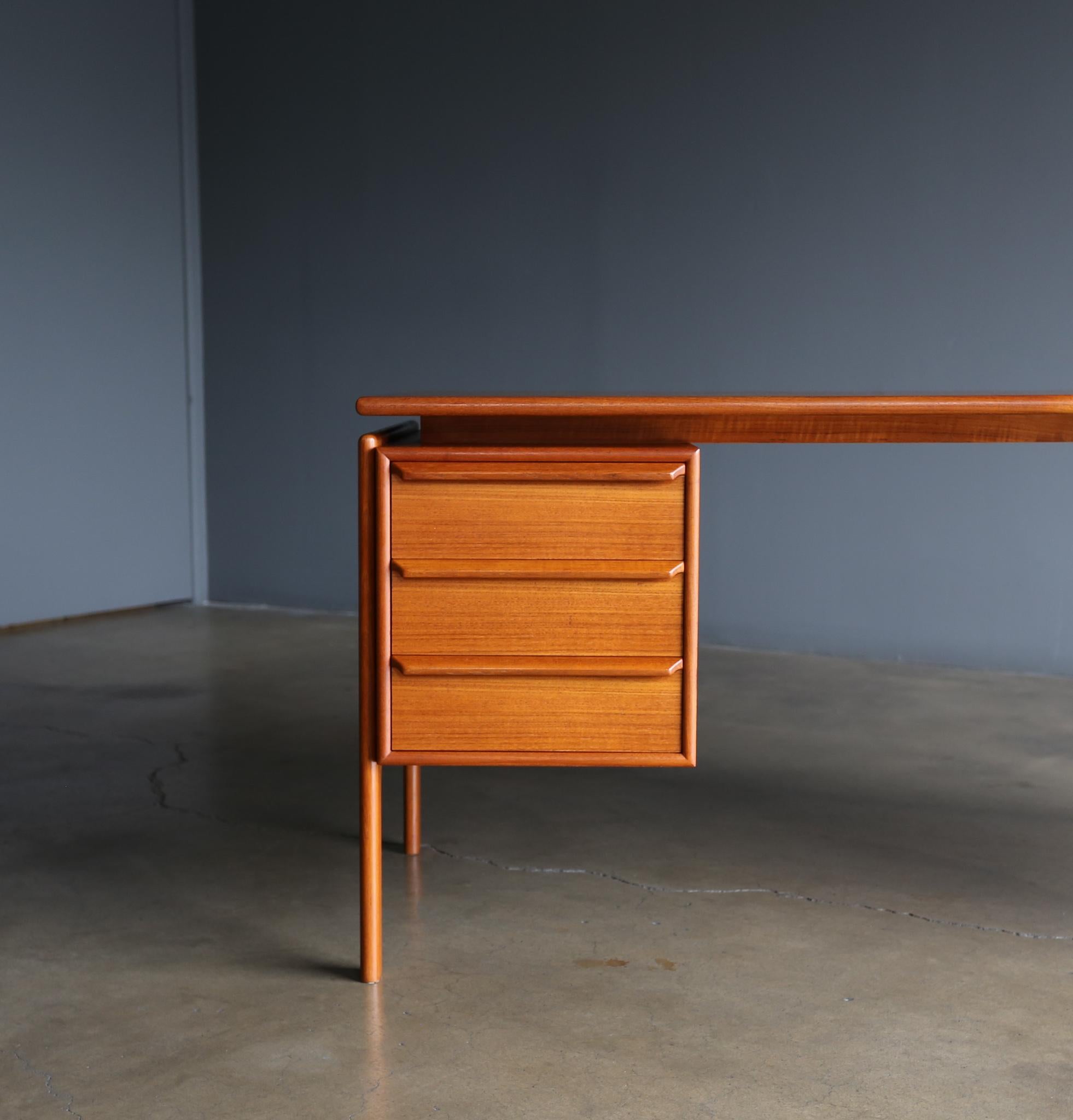 G.V. Mobler Danish Teak Desk, circa 1965 In Good Condition In San Juan Capistrano, CA