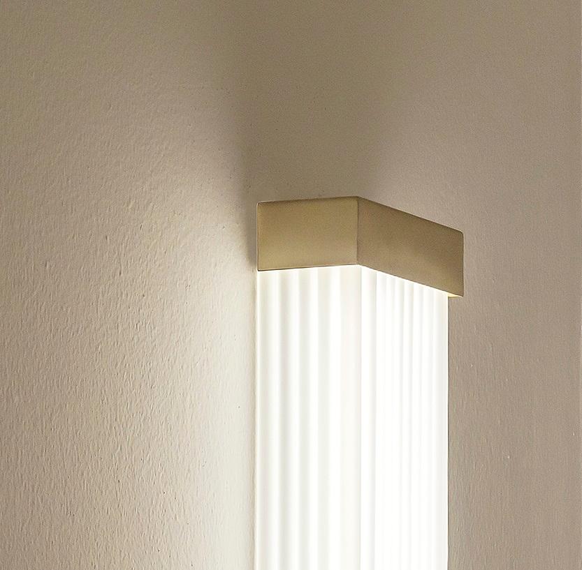 GV400 Wandleuchte aus satiniertem Messing mit Diffusor aus geripptem geblasenem Glas von Daluce (Postmoderne) im Angebot