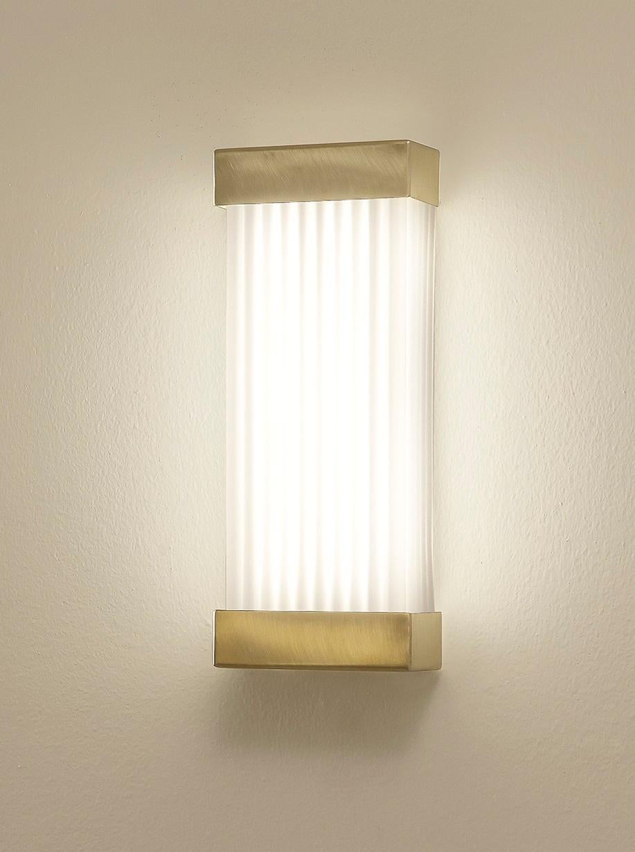 GV400 Wandleuchte aus satiniertem Messing mit Diffusor aus geripptem geblasenem Glas von Daluce (Sonstiges) im Angebot