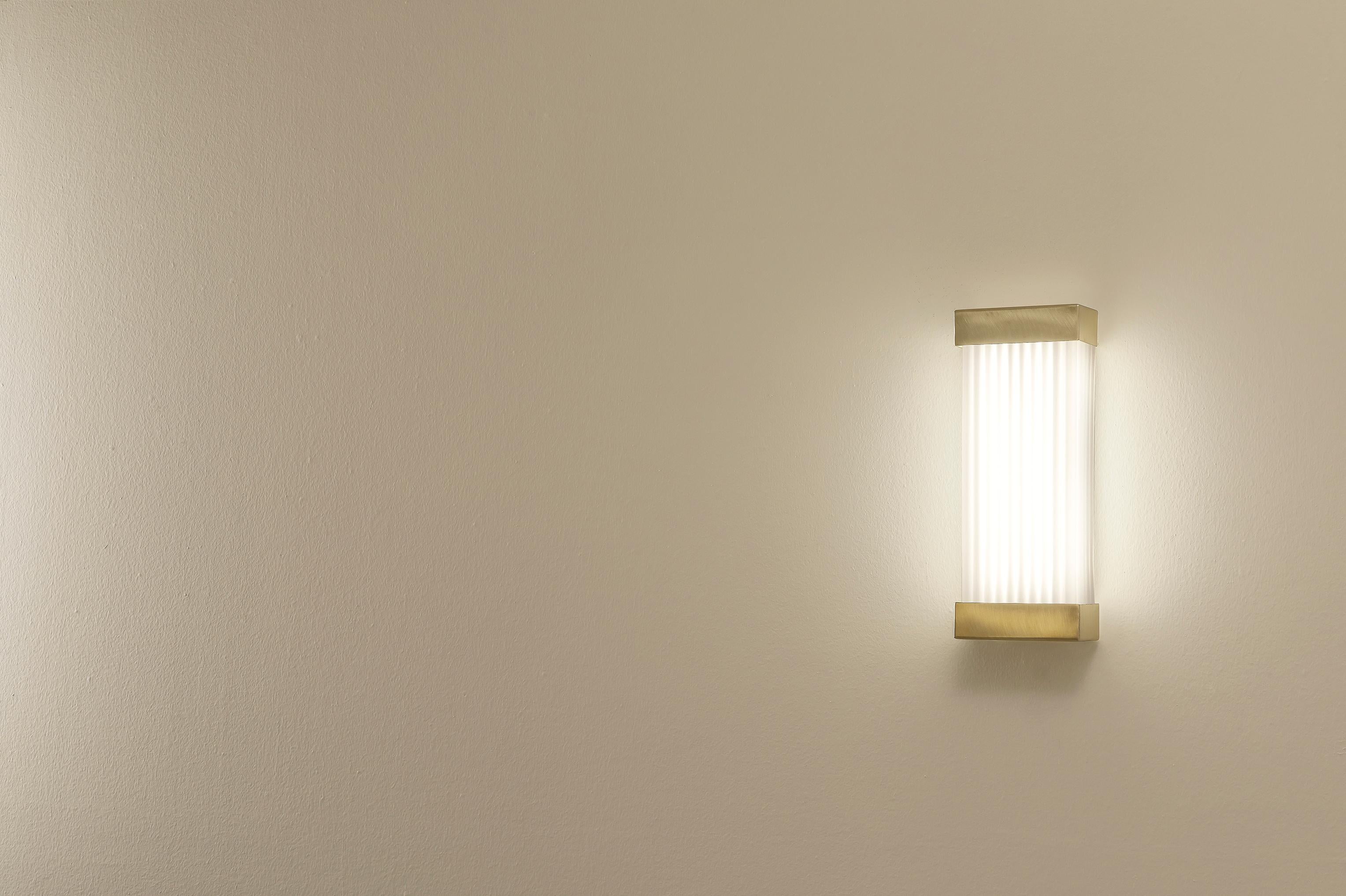 GV400 Wandleuchte aus satiniertem Messing mit Diffusor aus geripptem geblasenem Glas von Daluce (21. Jahrhundert und zeitgenössisch) im Angebot