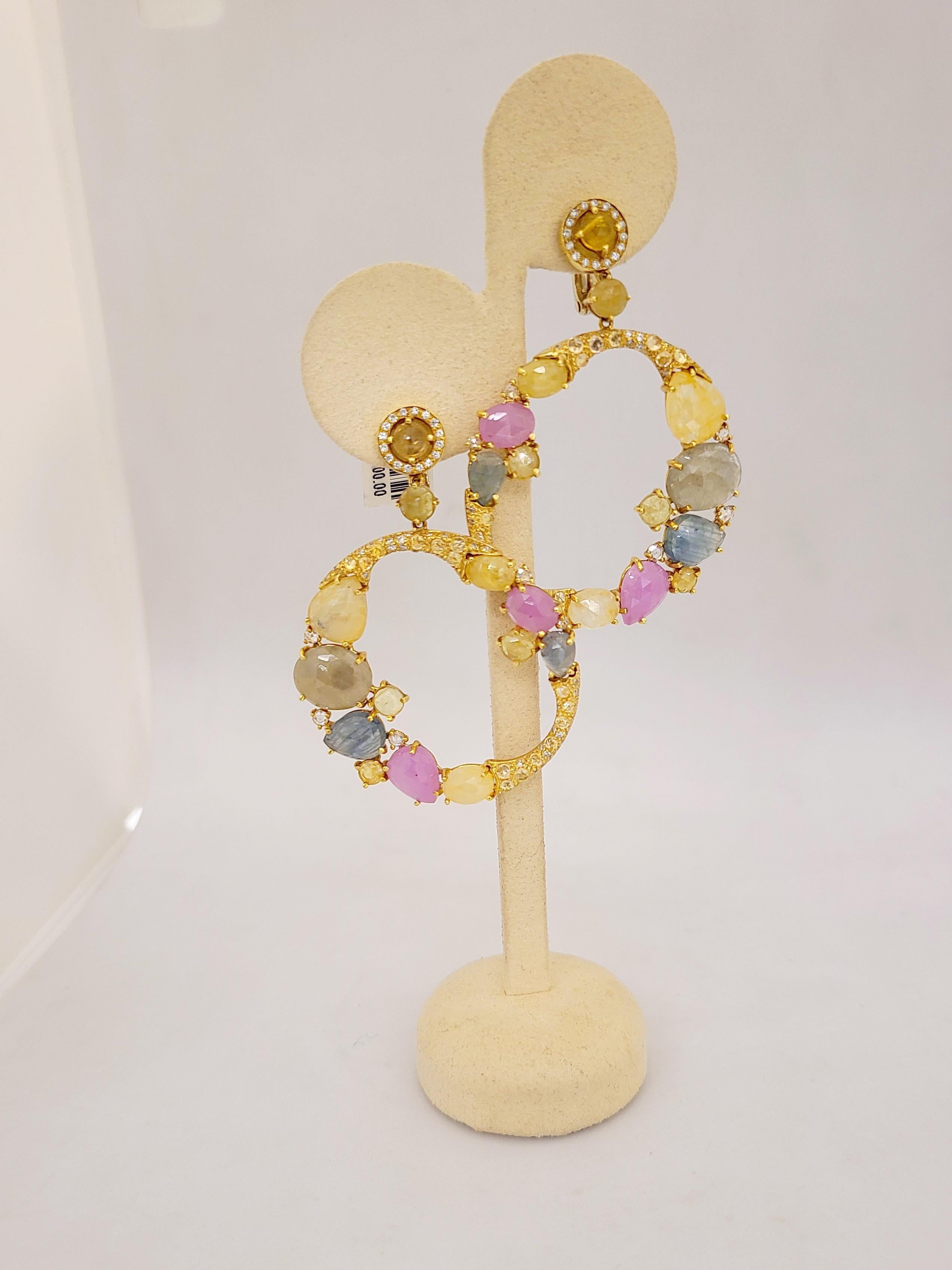 Taille ovale Créoles G.Verdi en or jaune 18 carats avec pendentif 43,22 carats Saphirs multicolores en vente