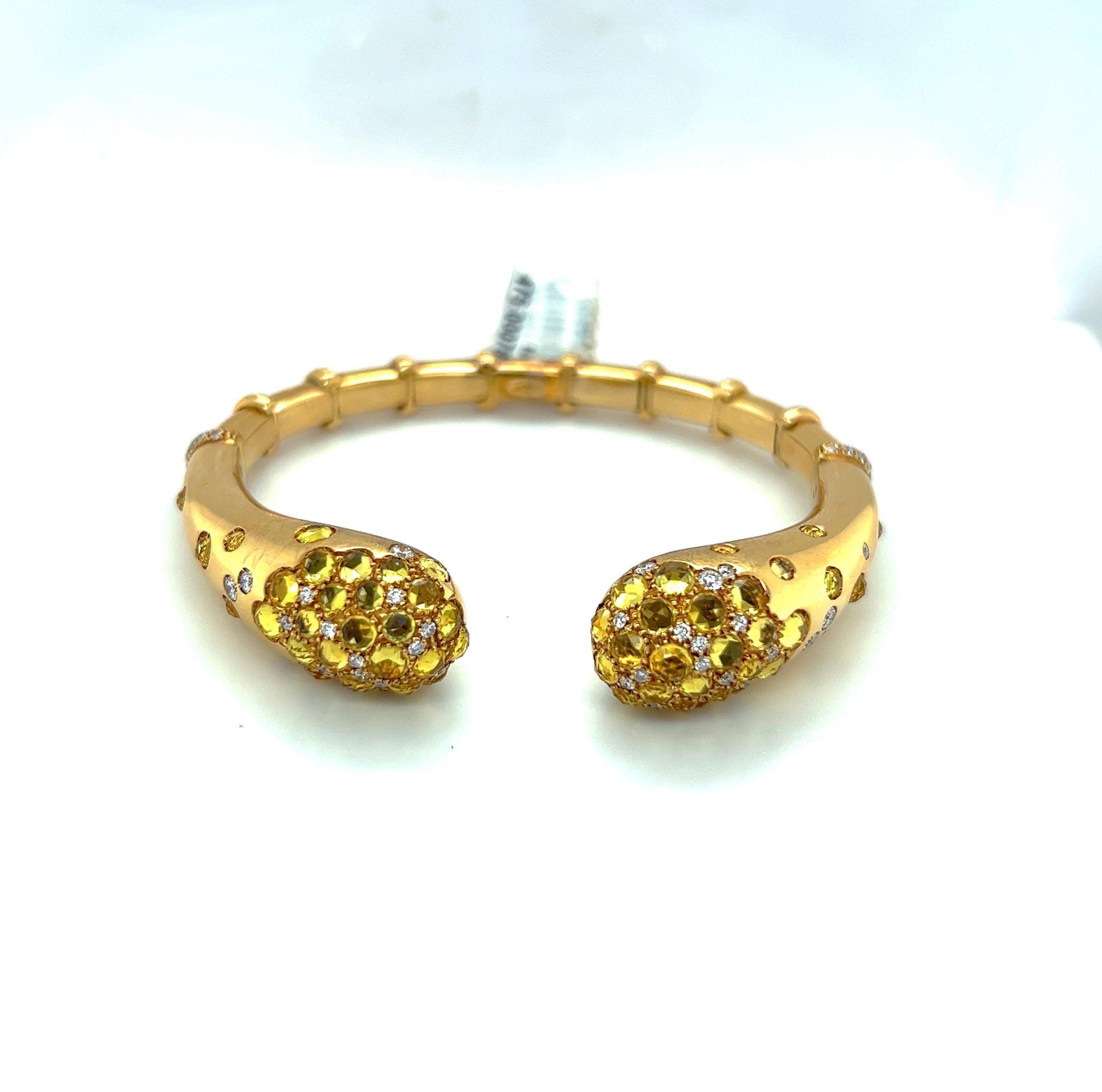 Magnifique bracelet en or jaune 18 carats conçu par g. Verdi d'Italie pour Cellini NYC. Le bracelet ouvert est serti de 8,58 carats de saphirs jaunes taillés en rose et de 0,89 carats de diamants ronds de taille brillant. La mesure intérieure est de