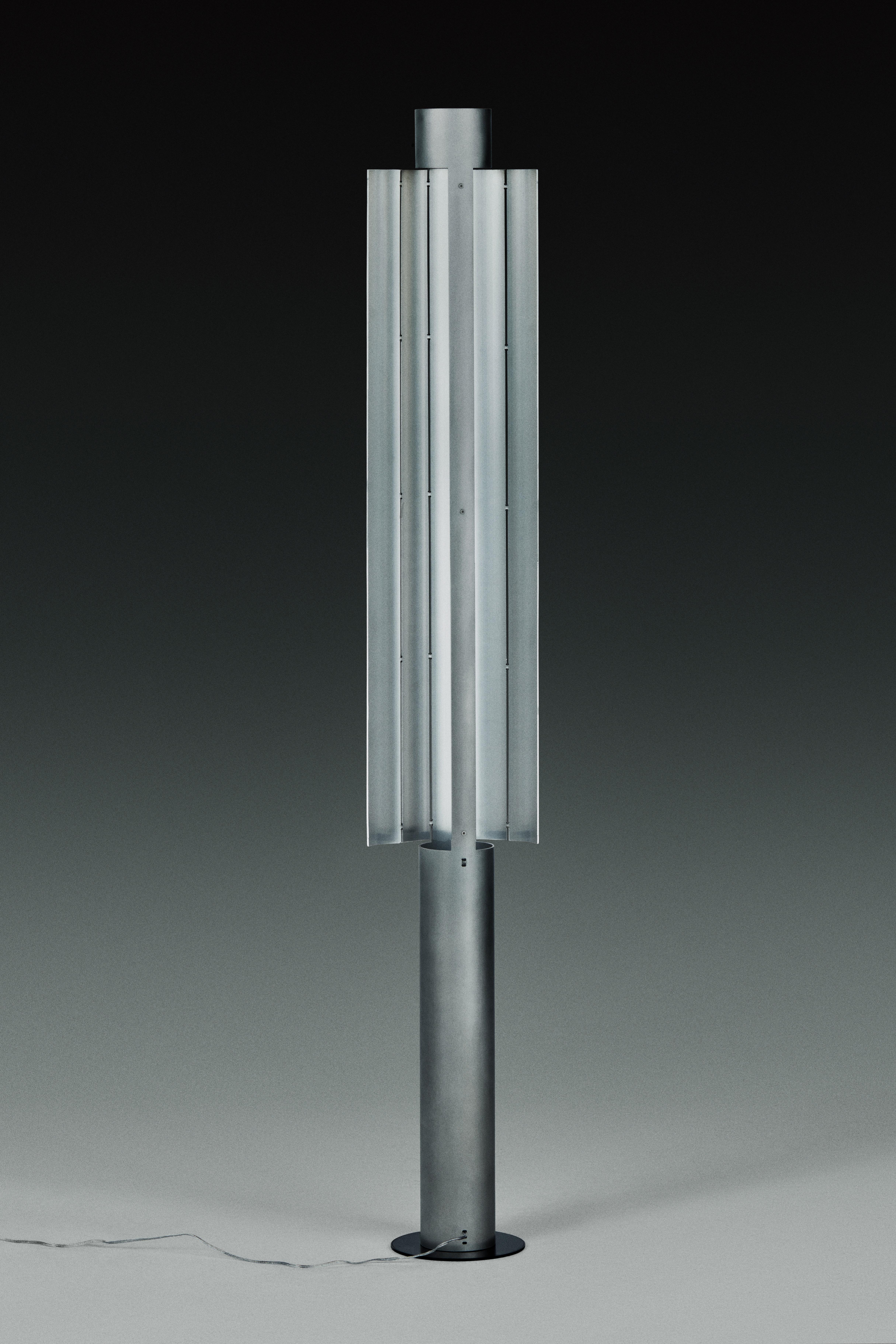 Lampadaire Gvpo de Kutarq Studio
Matériaux : Aluminium.
Dimensions : D 21 x L 16 x H 135 cm
Des longueurs personnalisées sont possibles.

Aluminium mat, patiné à la main, base PLA imprimée en 3D (argent ou noir).
Source lumineuse : 2 x bandes