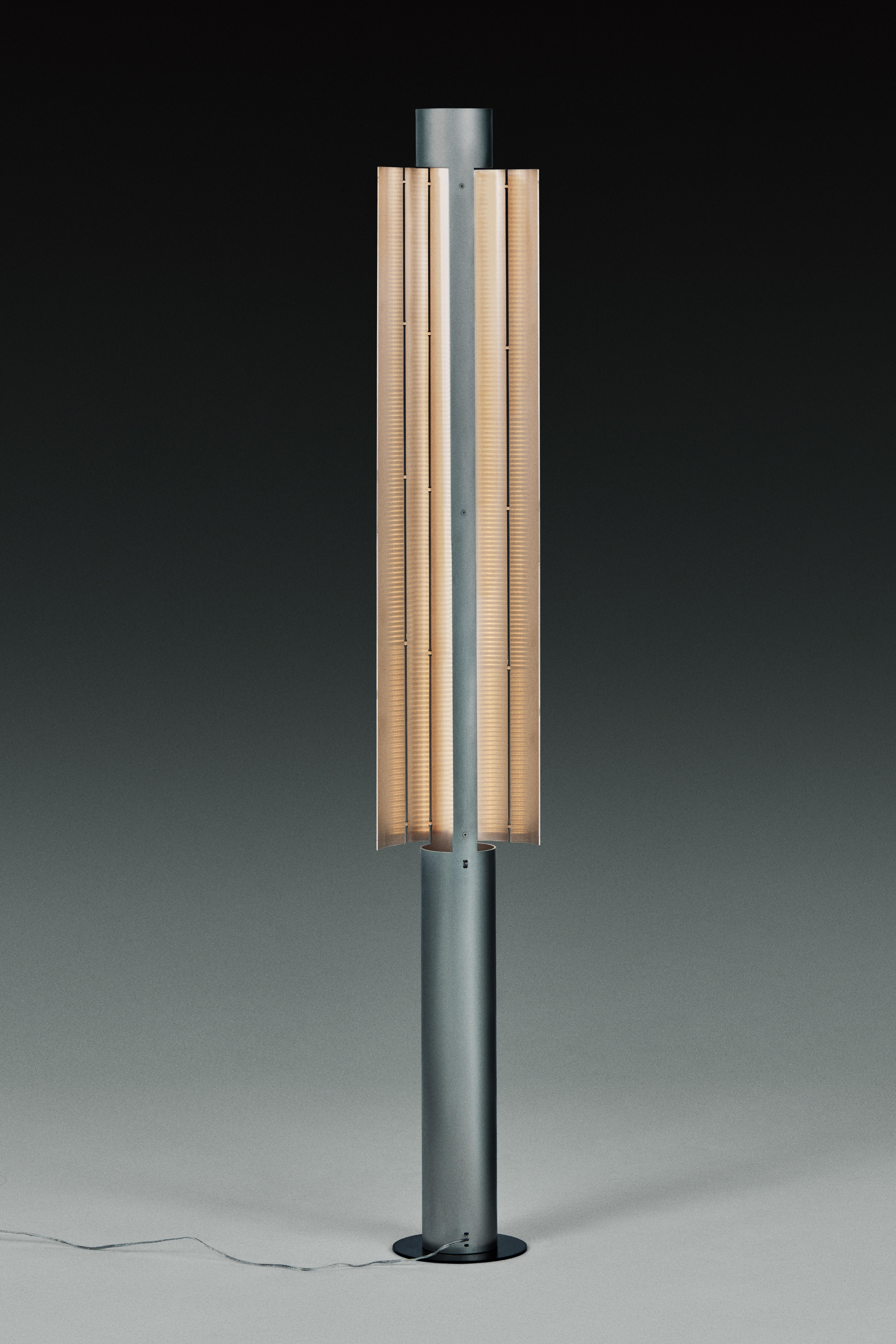 Stehlampe Gvpo von Kutarq Studio (Postmoderne) im Angebot