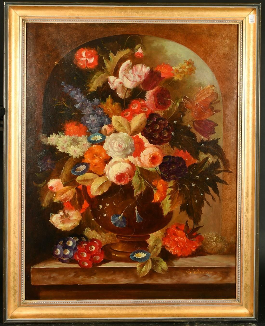 Grande peinture  l'huile classique de nature morte florale en forme d'urne, de fleurs mixtes ples - Painting de G.Wabarwick