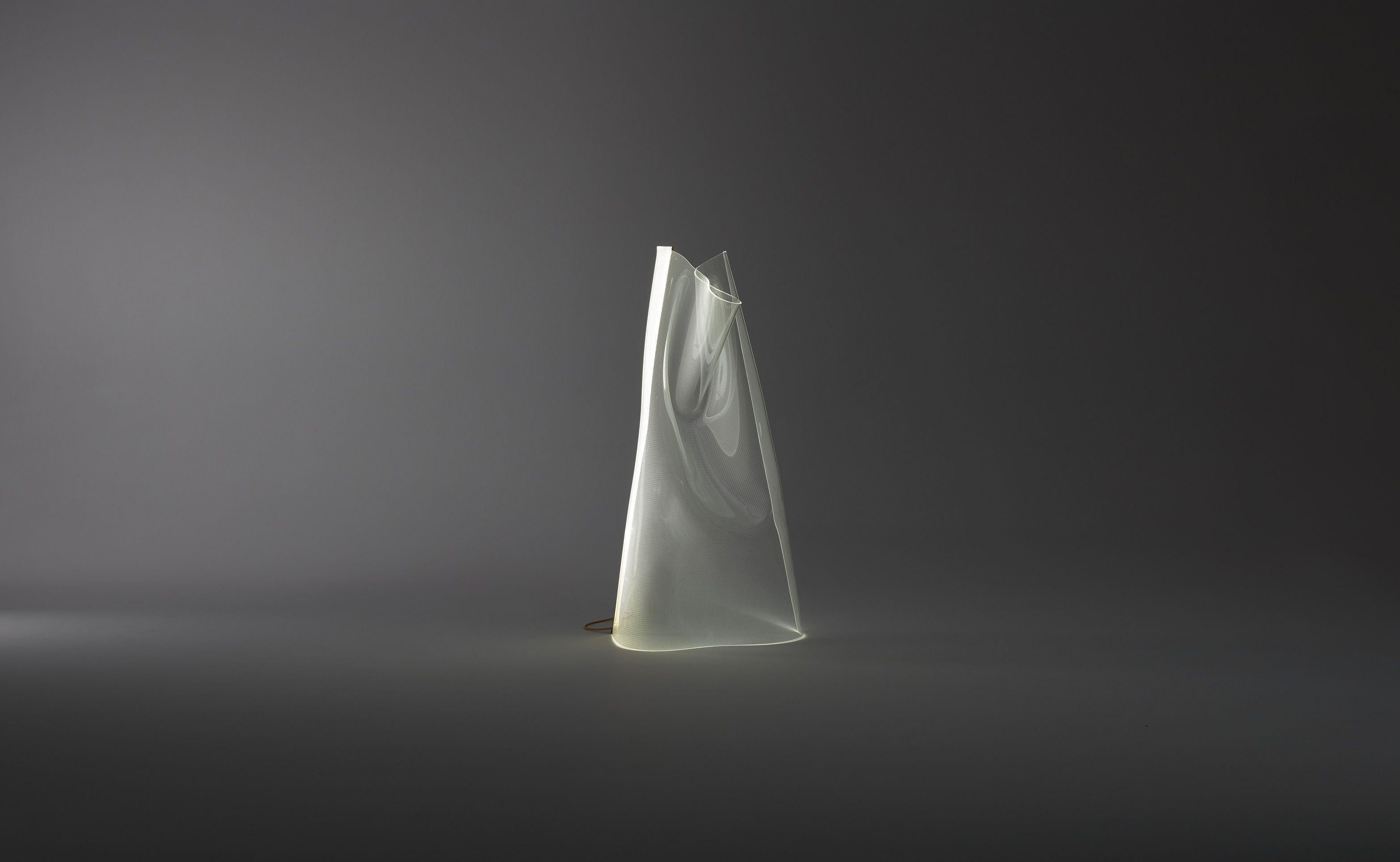 Gweilo Han GR
Lampadaire. Structure acrylique transparente moulée à la main. Bande LED encastrée dans un profilé en aluminium extrudé anodisé or ou argent. Variateur placé dans le cordon électrique. Partisans 2016
Fabriqué par
