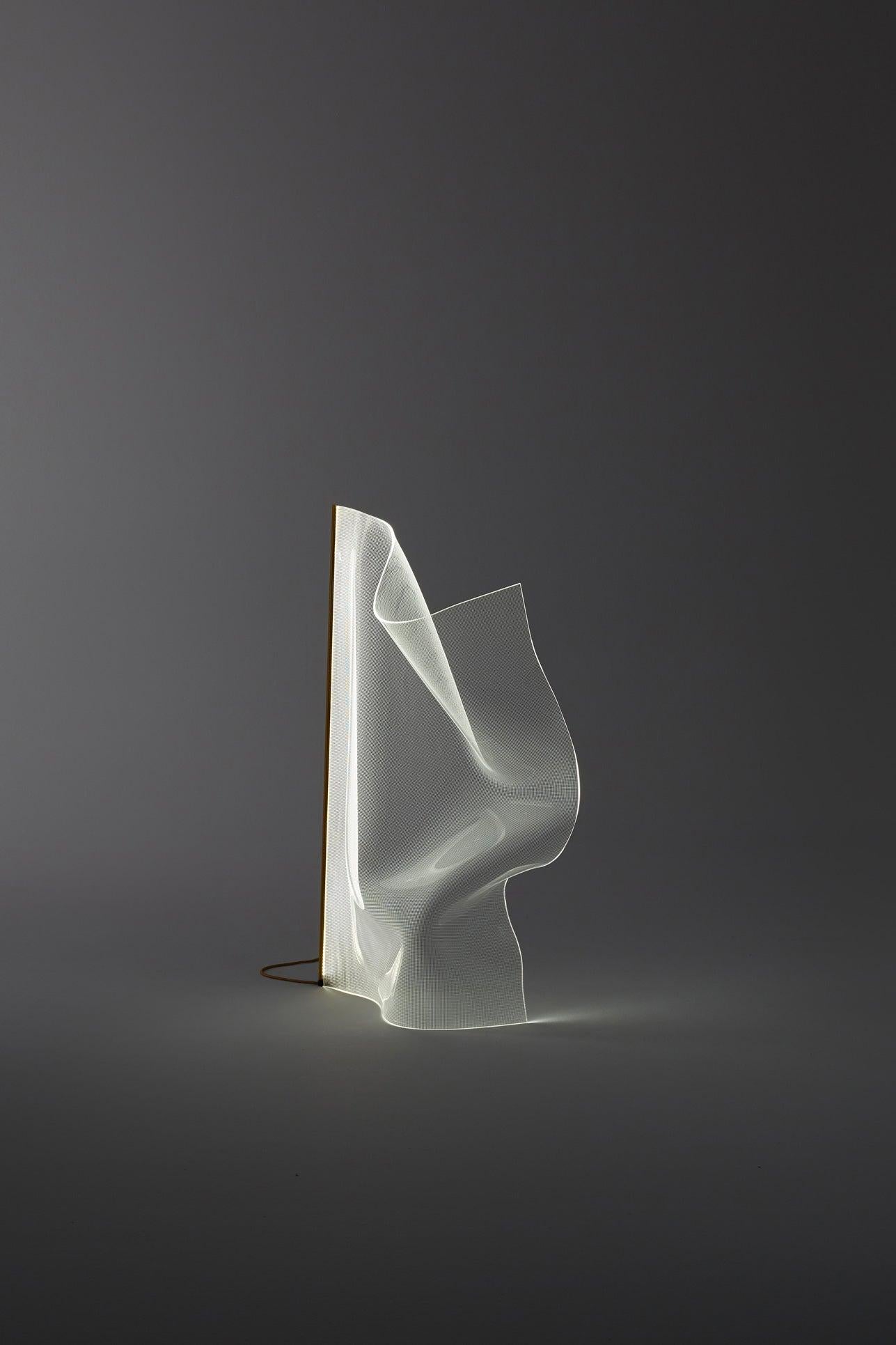 Gweilo Qin PR

Lampada da terra. Struttura in acrilico trasparente modellata a mano. Striscia led incastonata in un profilo di alluminio estruso anodizzato oro o argento. Dimmer posizionato nel cavo elettrico Da Partigiani 2016
Prodotto da