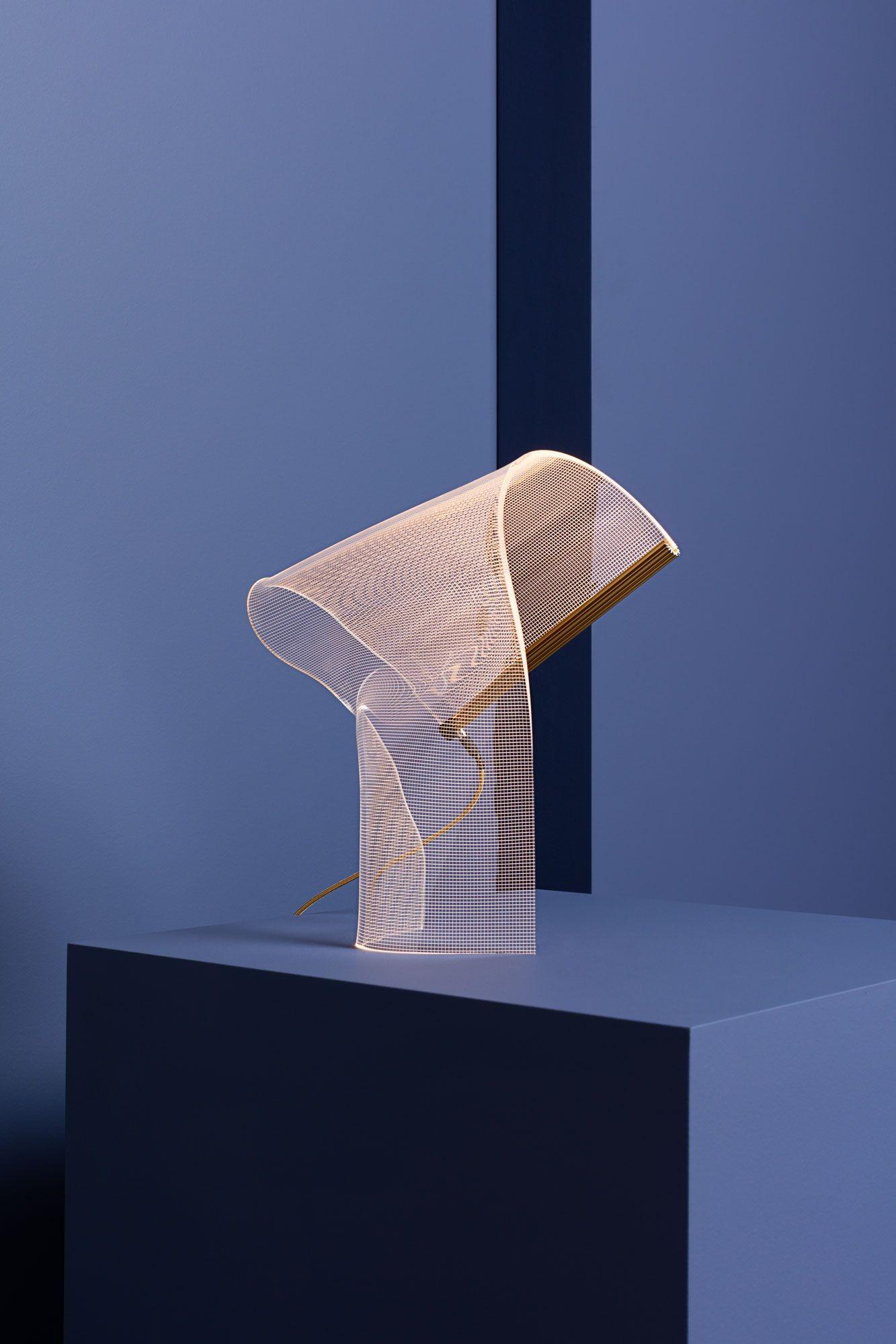 Gweilo Song


Table lamp. Hand-moulded, transparent acrylic structure. Led strip embedded in gold or silver anodized extruded aluminium profile. Dimmer placed in the electrical cord. By Partisans, 2016.
Manufactured by Parachilna.


A cylindrical