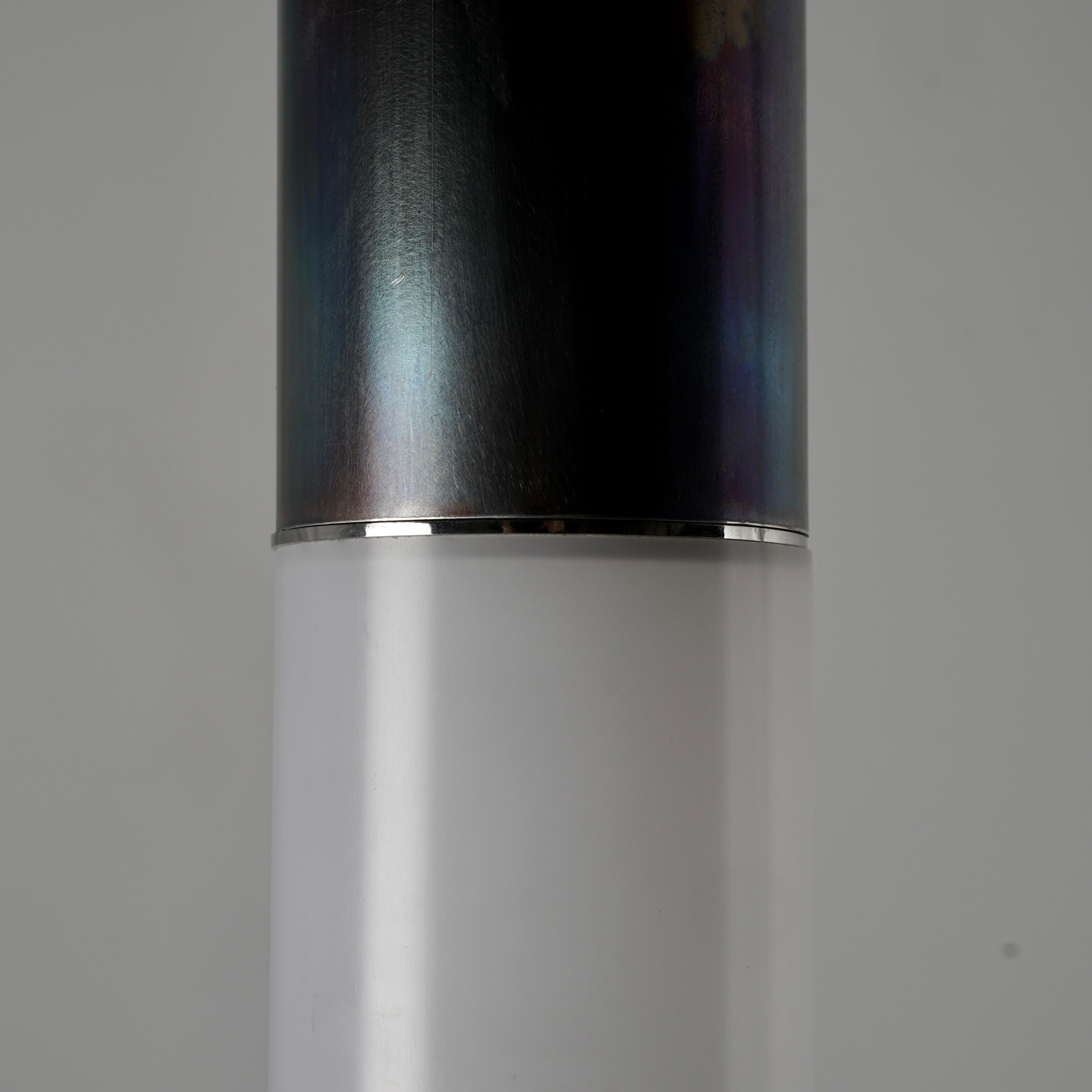Ciondolo LED scultoreo contemporaneo singolo Gwen, ottone massiccio, Config 2 in vendita 1