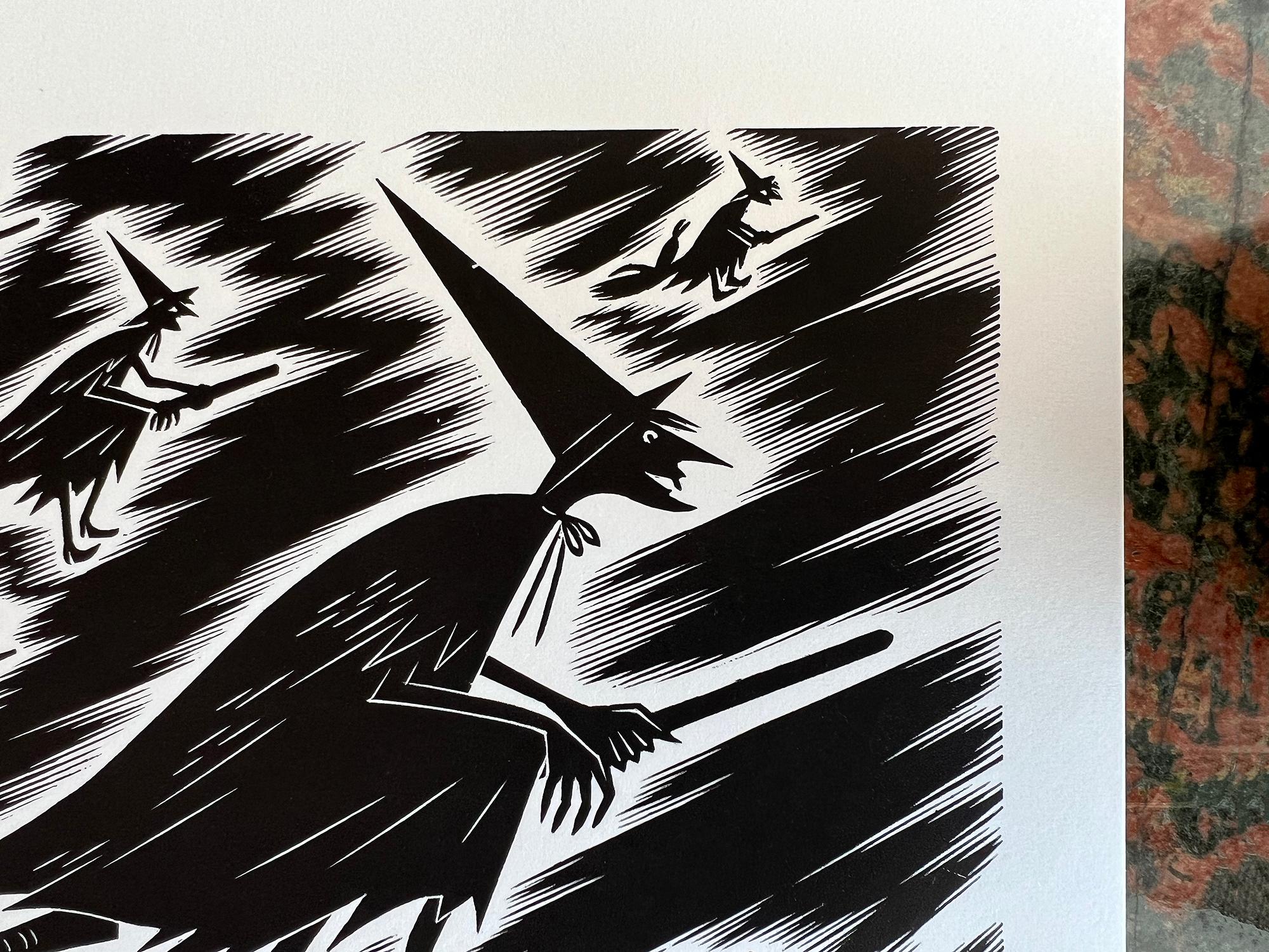 Die bahnbrechende Illustratorin Gwenda Morgan entwirft ein überschwängliches, komplexes Bild einer Gruppe von Besen reitenden, spitzhütigen Hexen mit schwarzen Katzen im Schlepptau. Sie fliegen durch einen tiefschwarzen, mondbeschienenen Himmel und