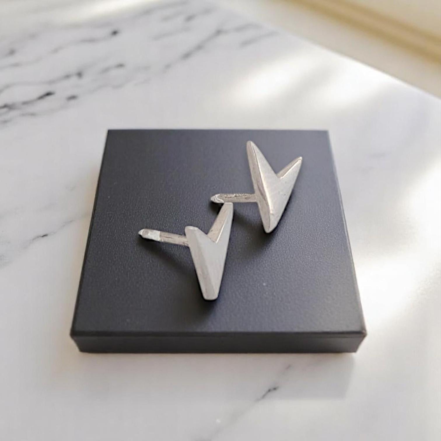Orecchini a V Gwendolyn, orecchini a perno asimmetrici in oro bianco 14K In condizioni Nuovo in vendita a Greeneville, TN