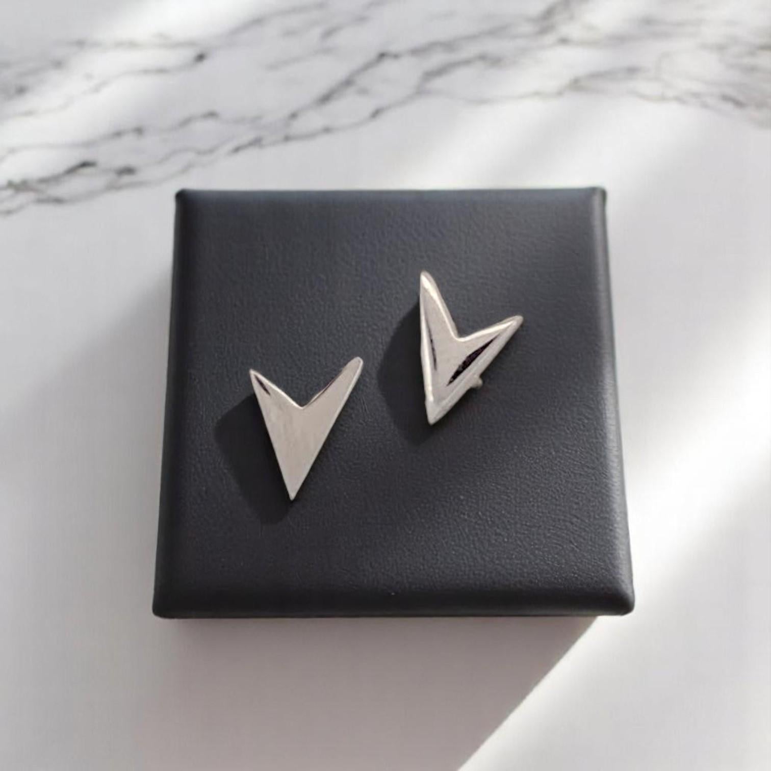 Donna Orecchini a V Gwendolyn, orecchini a perno asimmetrici in oro bianco 14K in vendita