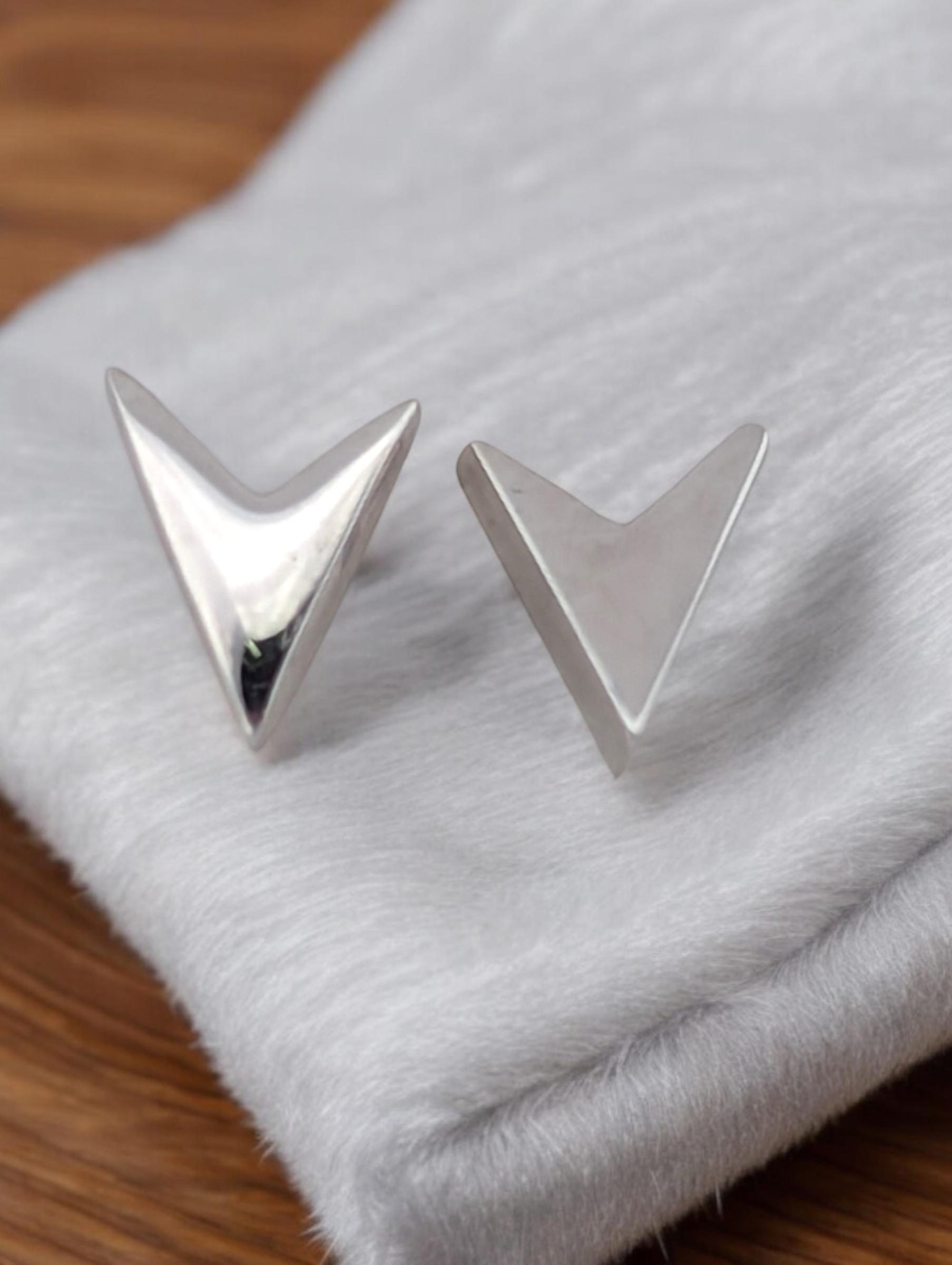 Orecchini a V Gwendolyn, orecchini a perno asimmetrici in oro bianco 14K in vendita 1