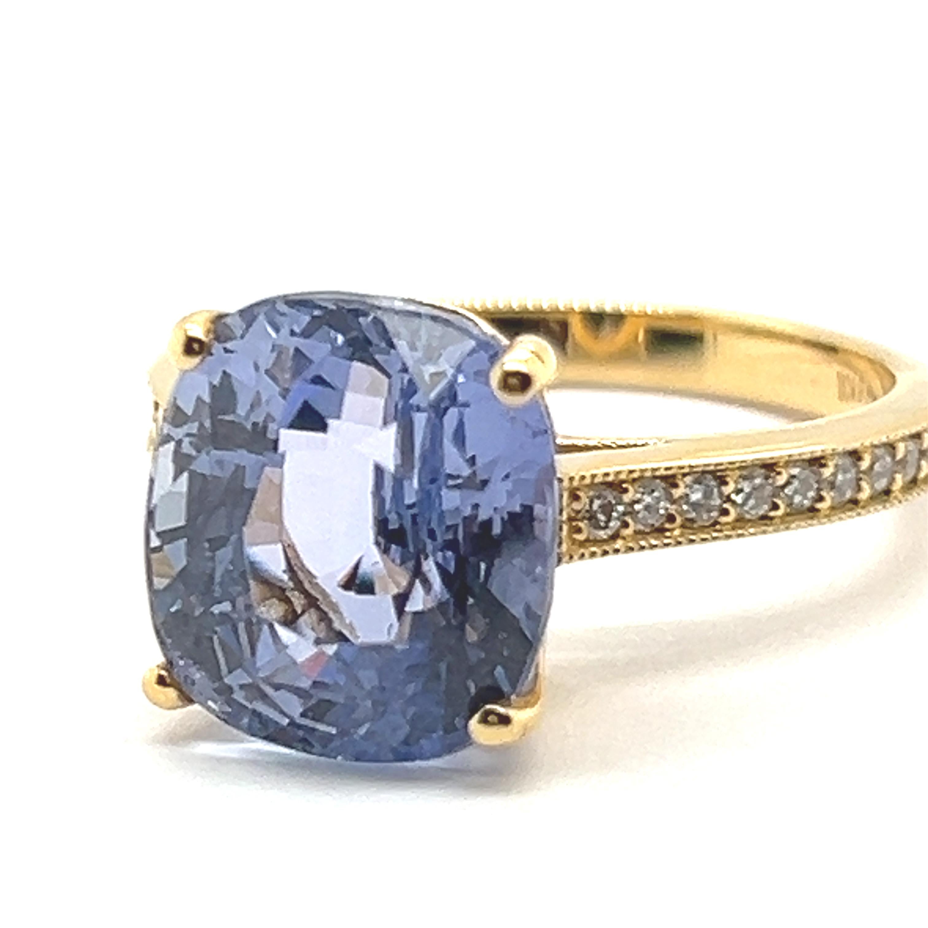 Moderne Bague cocktail en or jaune 18 carats, saphir bleu NTE certifié GWL et diamants en vente