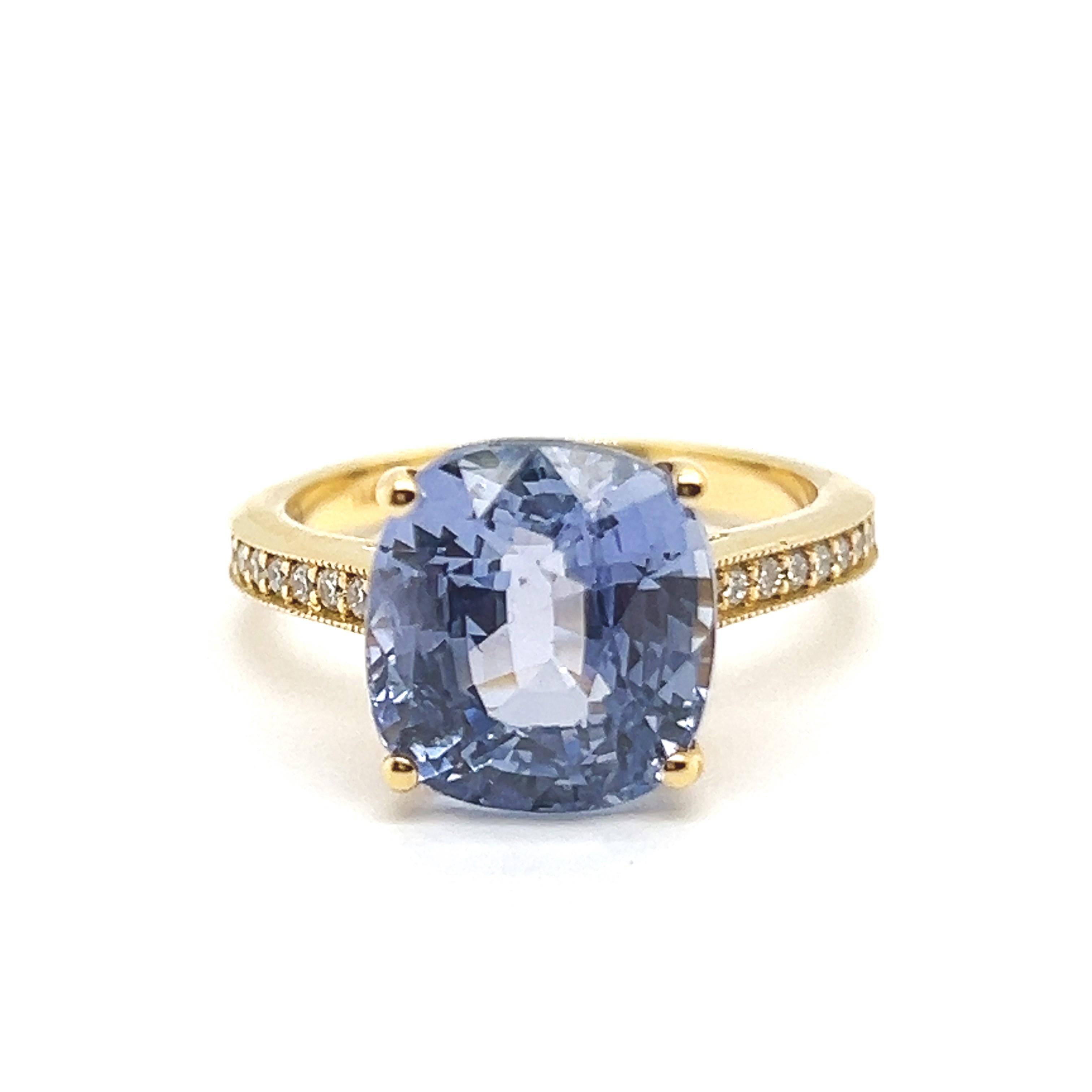Taille coussin Bague cocktail en or jaune 18 carats, saphir bleu NTE certifié GWL et diamants en vente