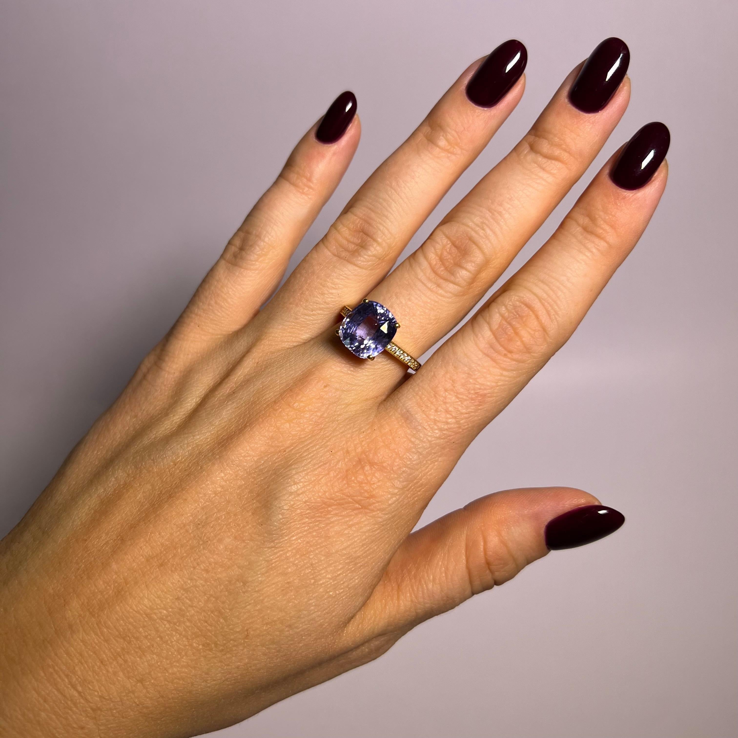 Bague cocktail en or jaune 18 carats, saphir bleu NTE certifié GWL et diamants Excellent état - En vente à Lucerne, CH