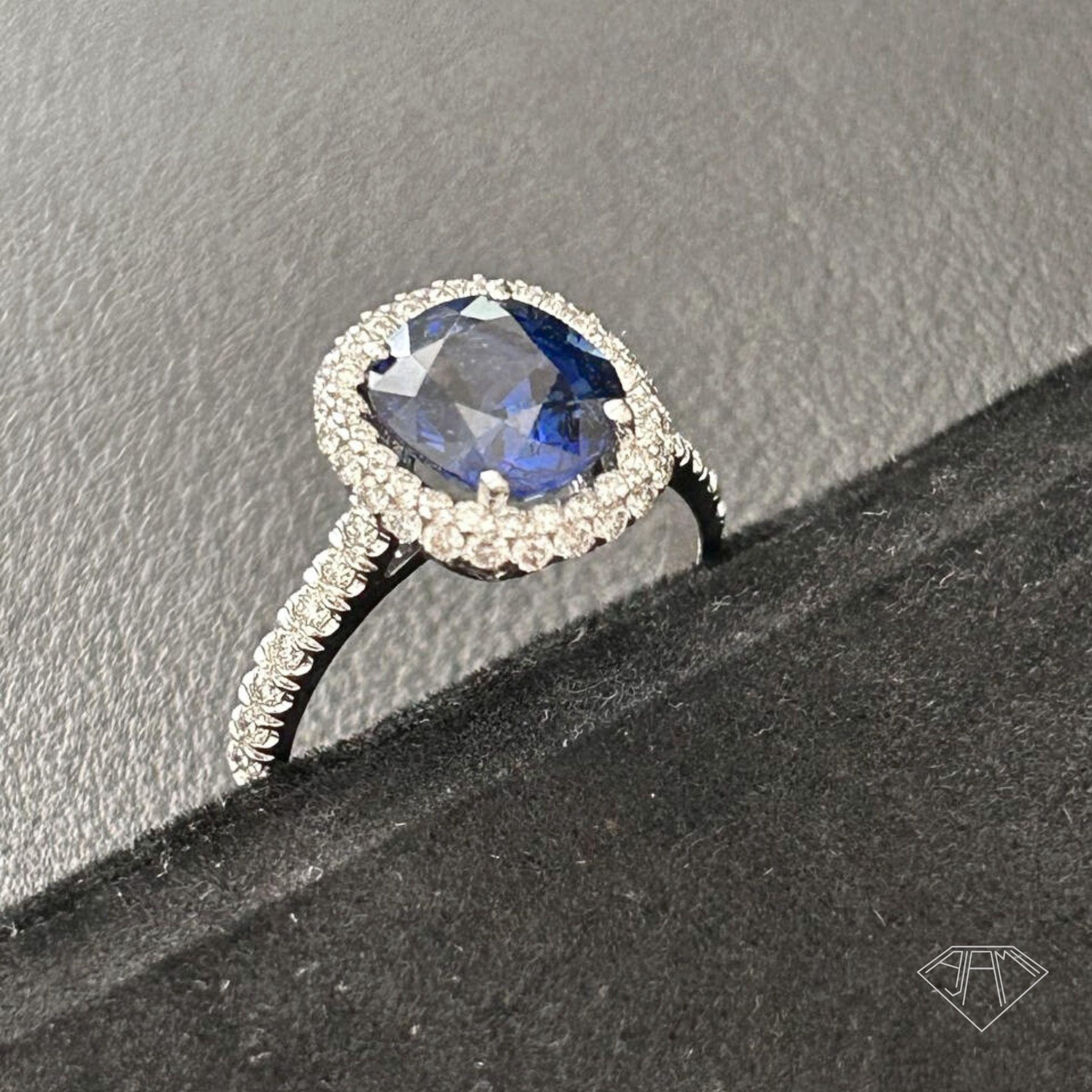 Anillo Halo de Zafiro Azul Real y Diamante en Oro Blanco de 18 K en venta 1