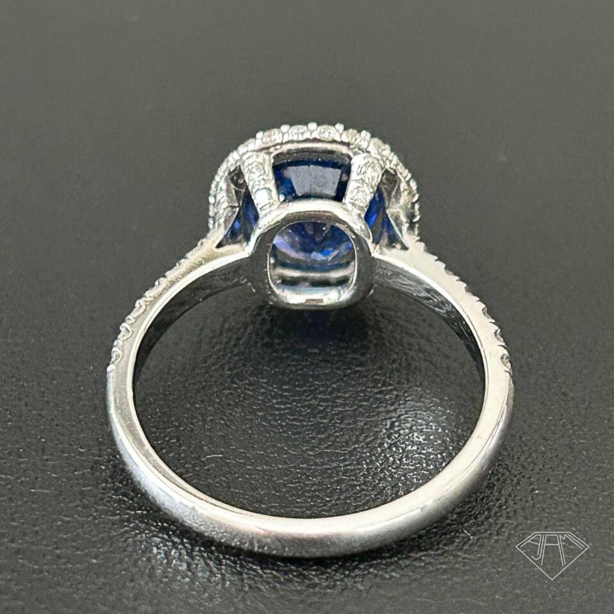 Anillo Halo de Zafiro Azul Real y Diamante en Oro Blanco de 18 K en venta 2