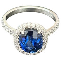 Anello con zaffiro blu reale e diamante a raggiera in oro bianco 18 carati