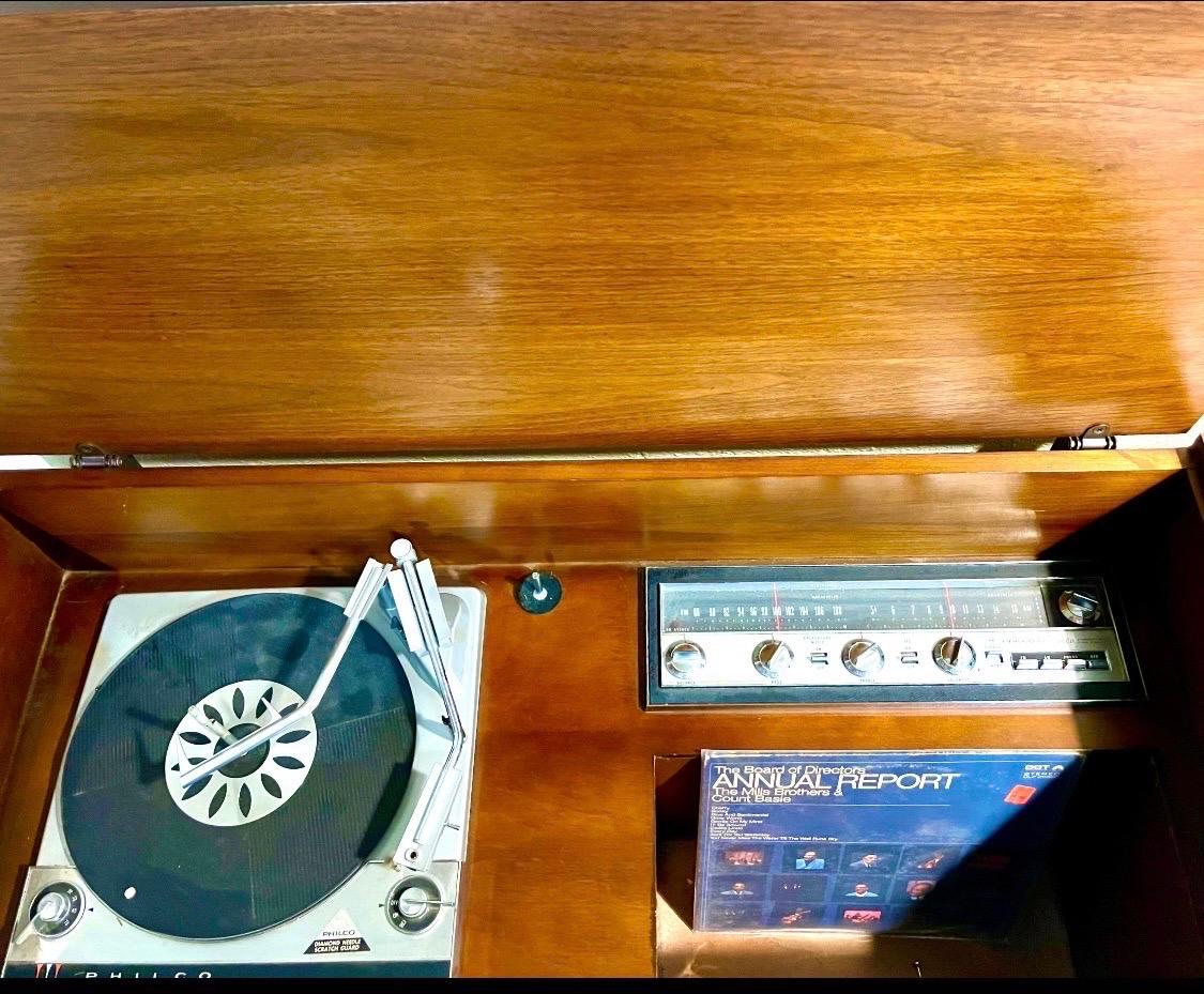 Bauhaus Console pour disques stéréo moderne du milieu du siècle amp platine mdl lk eames en vente